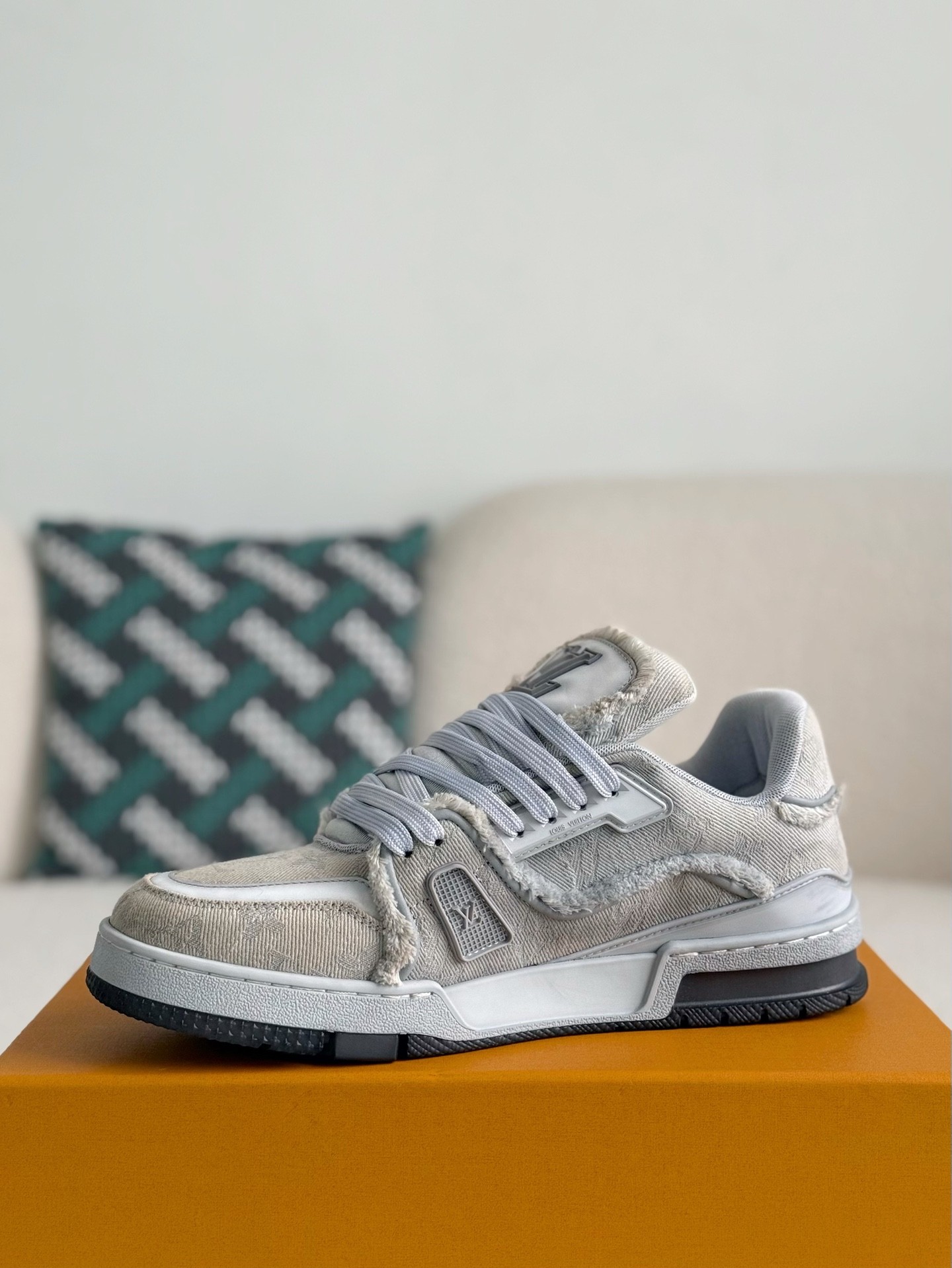 L X V TRAINER SNEAKERS detail 4