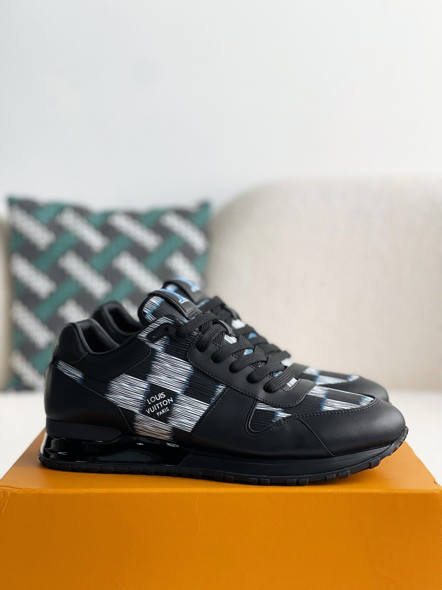 L X V Run Away Sneakers detail 2