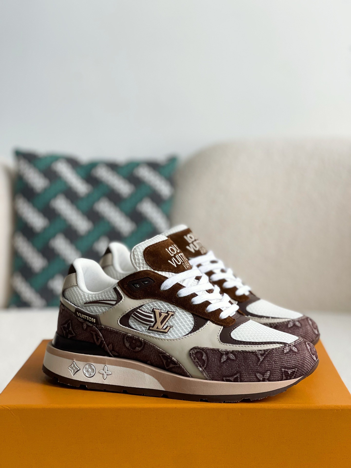 L X V Low-top running shoes detail 2