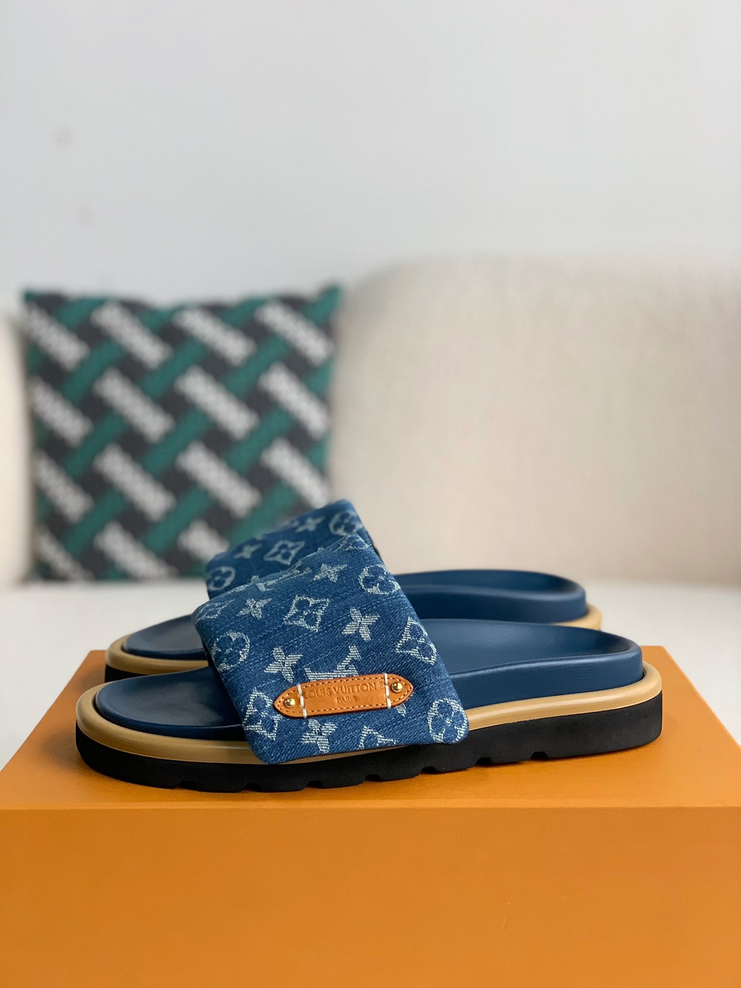L X V SLIPPERS