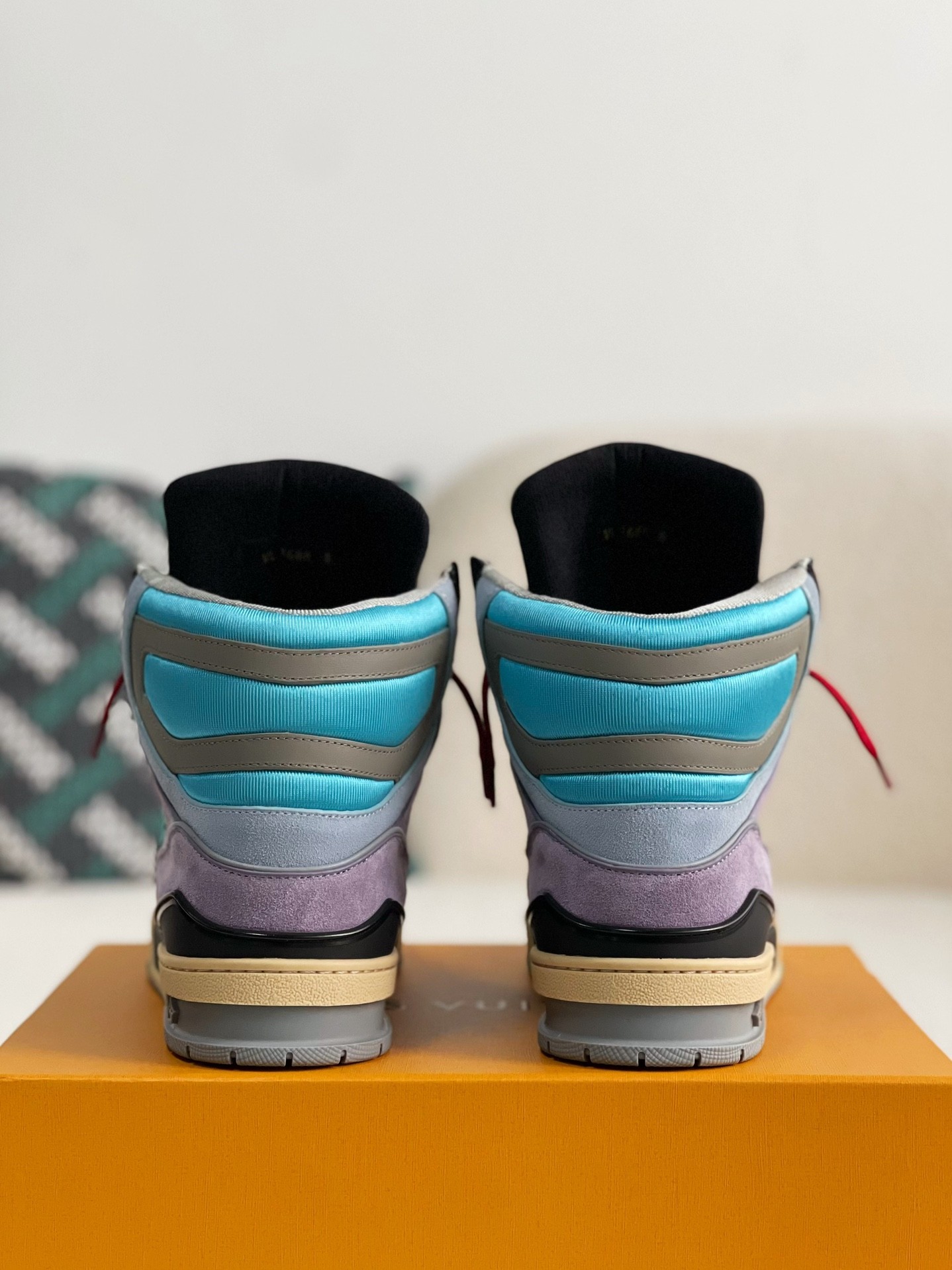 L X V TRAINER SNEAKERS detail 3