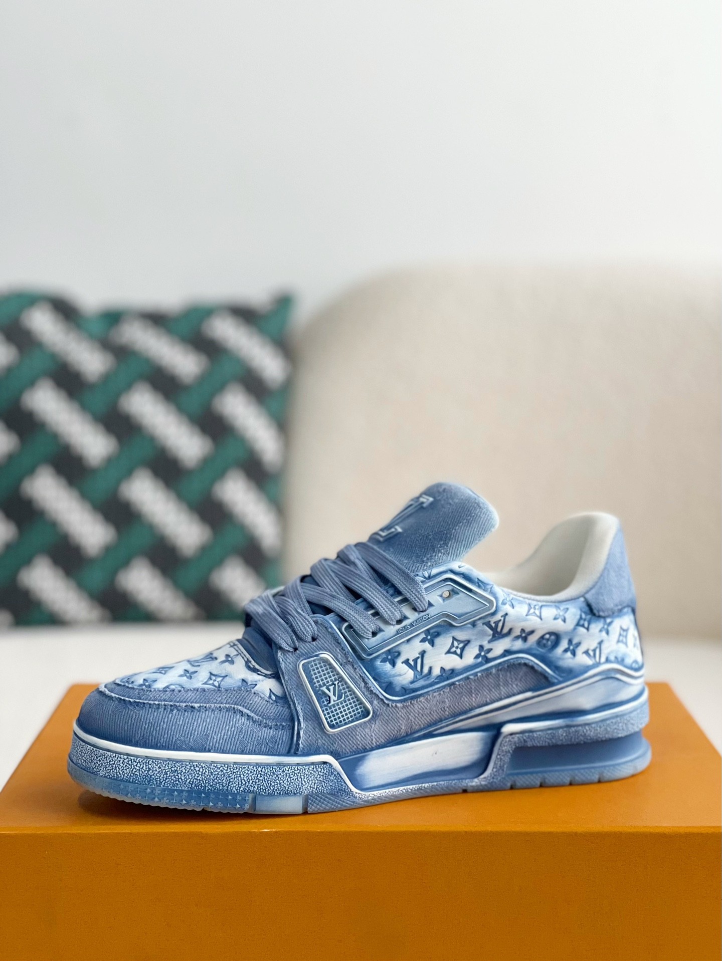 L X V SNEAKERS detail 4