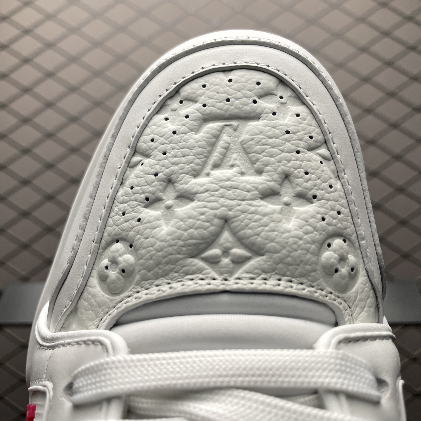 L X V TRAINER detail 7