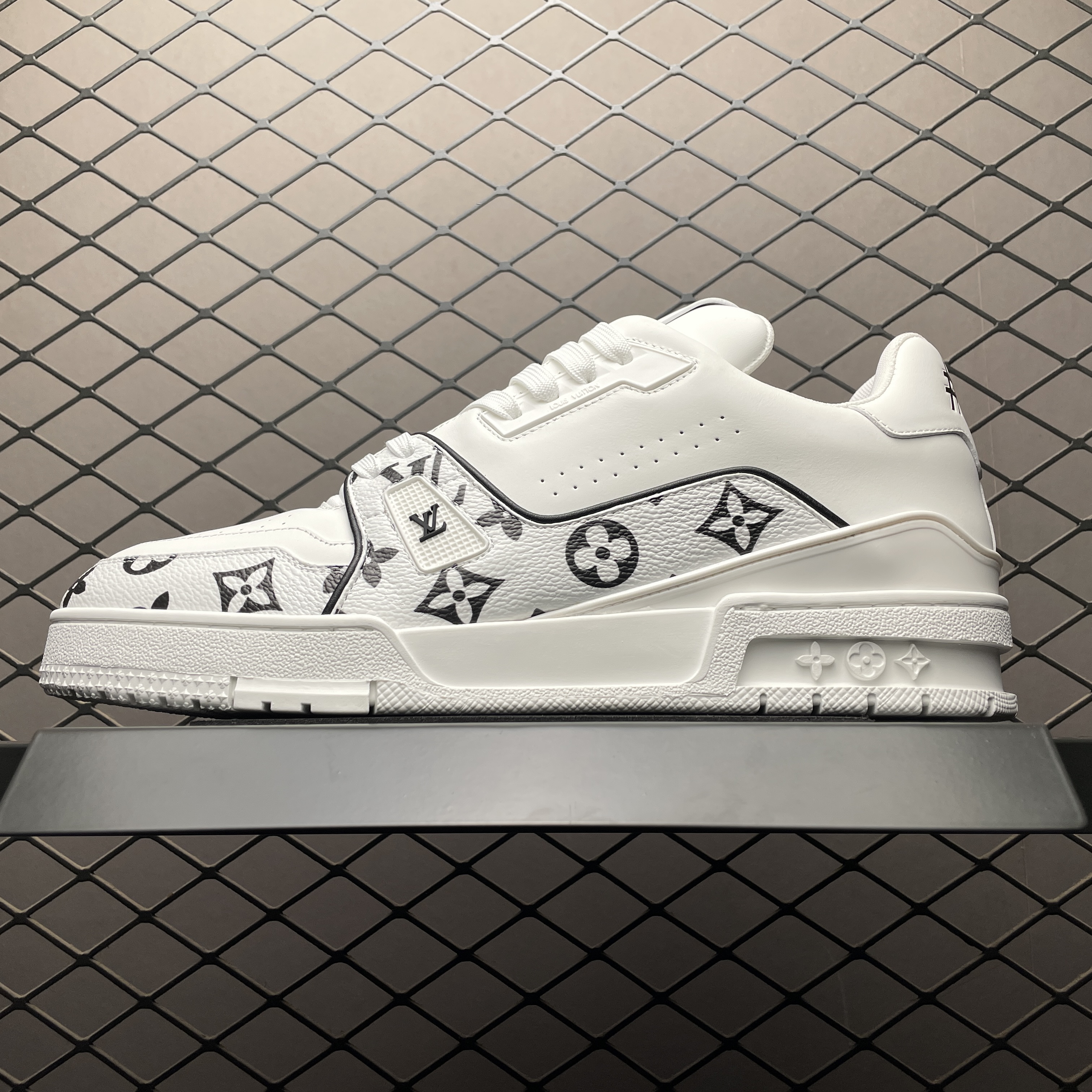L X V TRAINER
