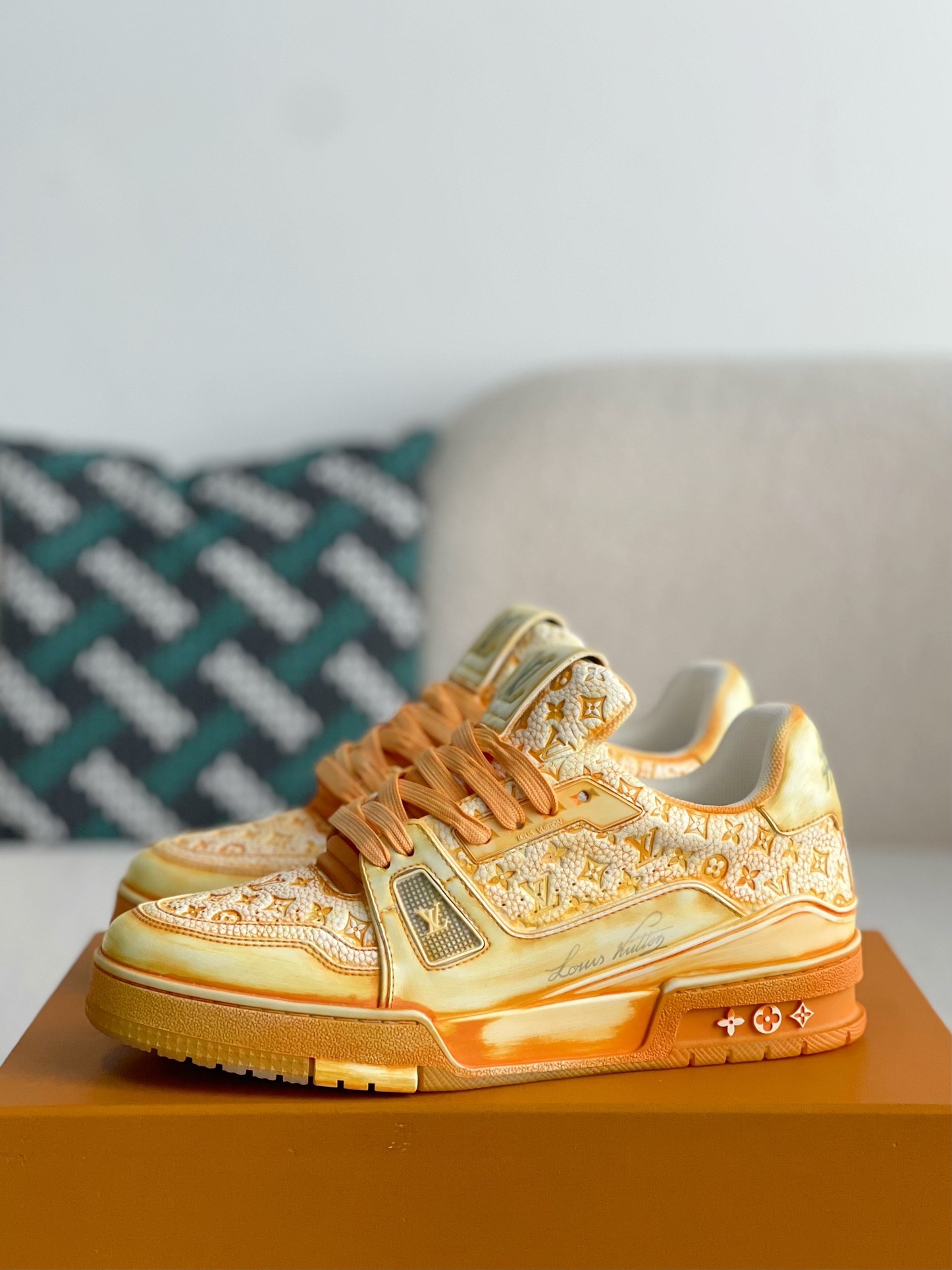 L X V SNEAKERS