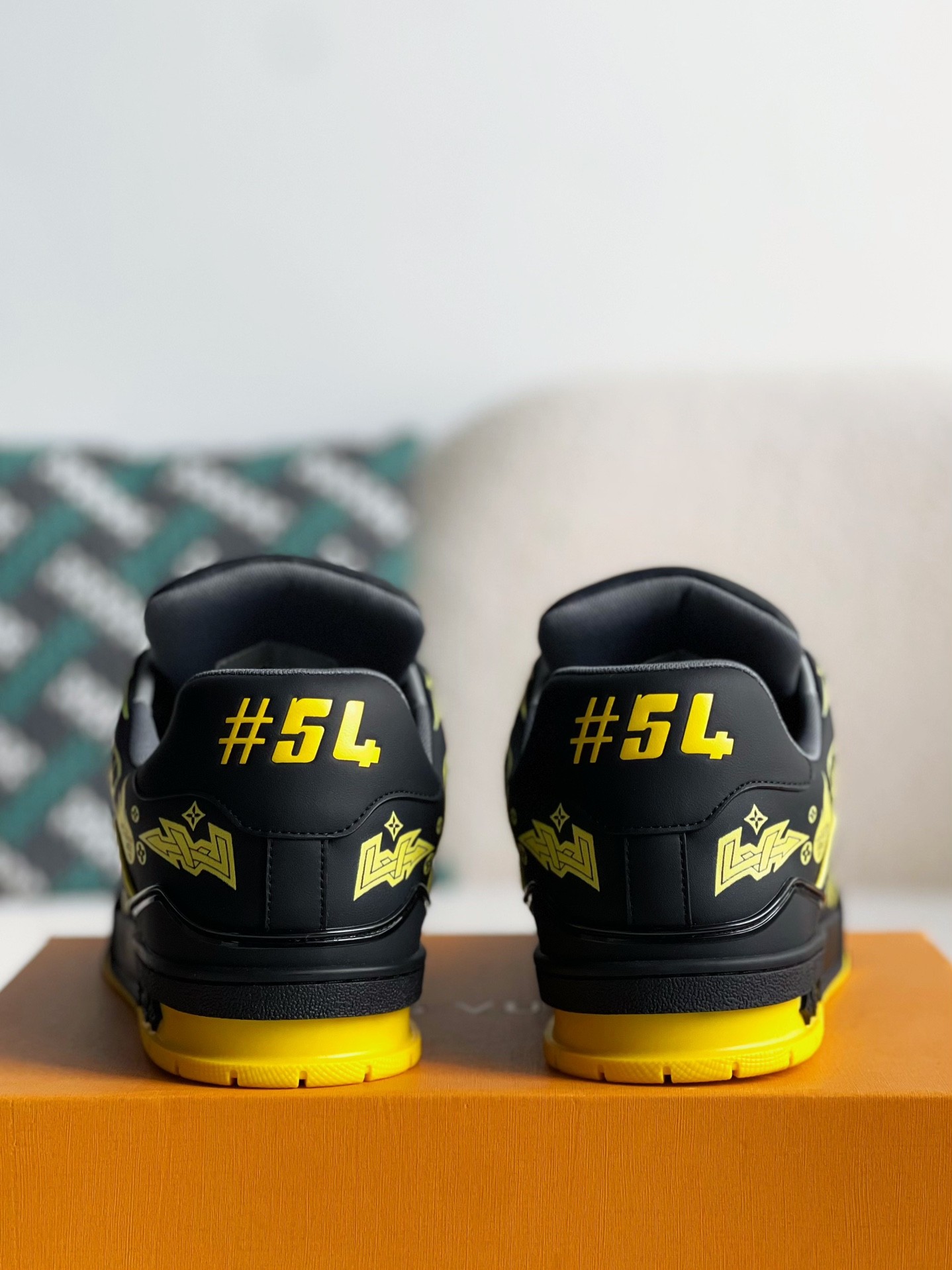 L X V SNEAKERS detail 3