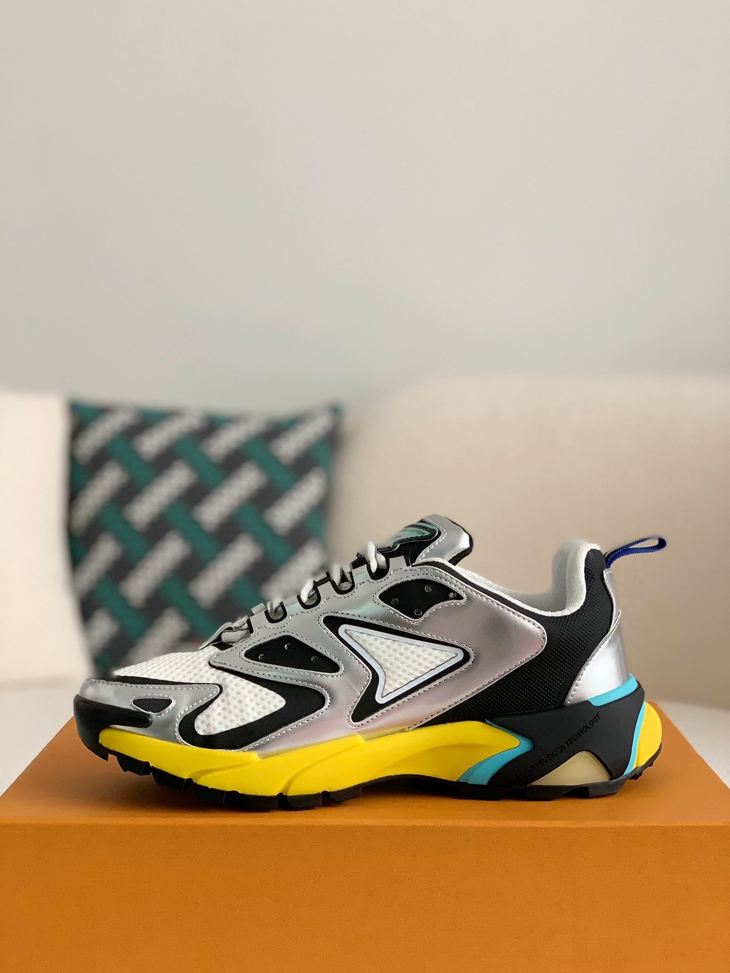 L X V Runner Tatic Sneakers detail 4