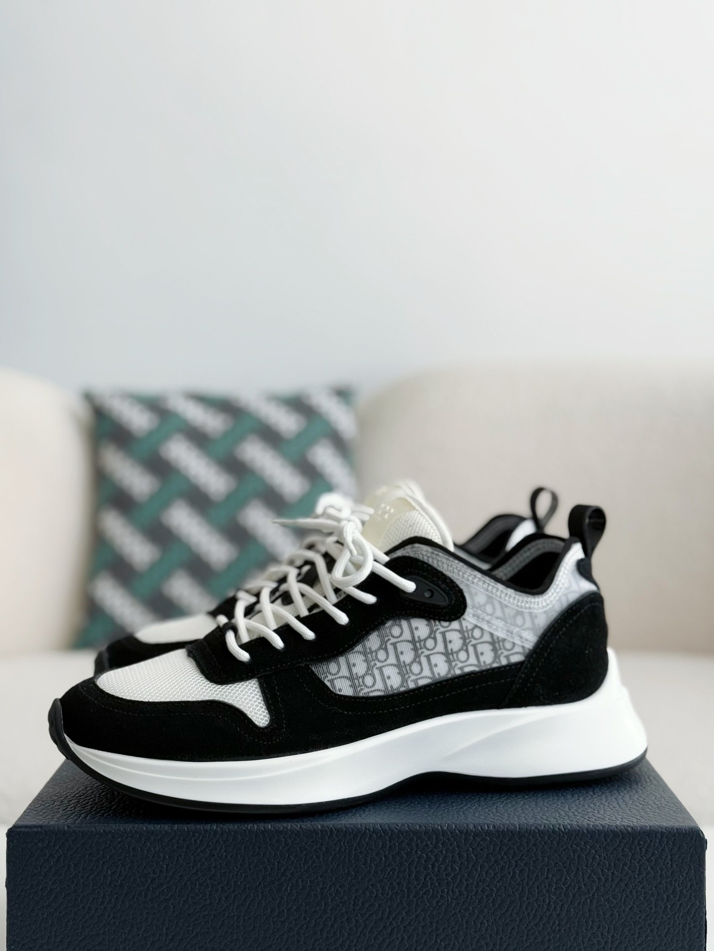 DR B25 Sneakers