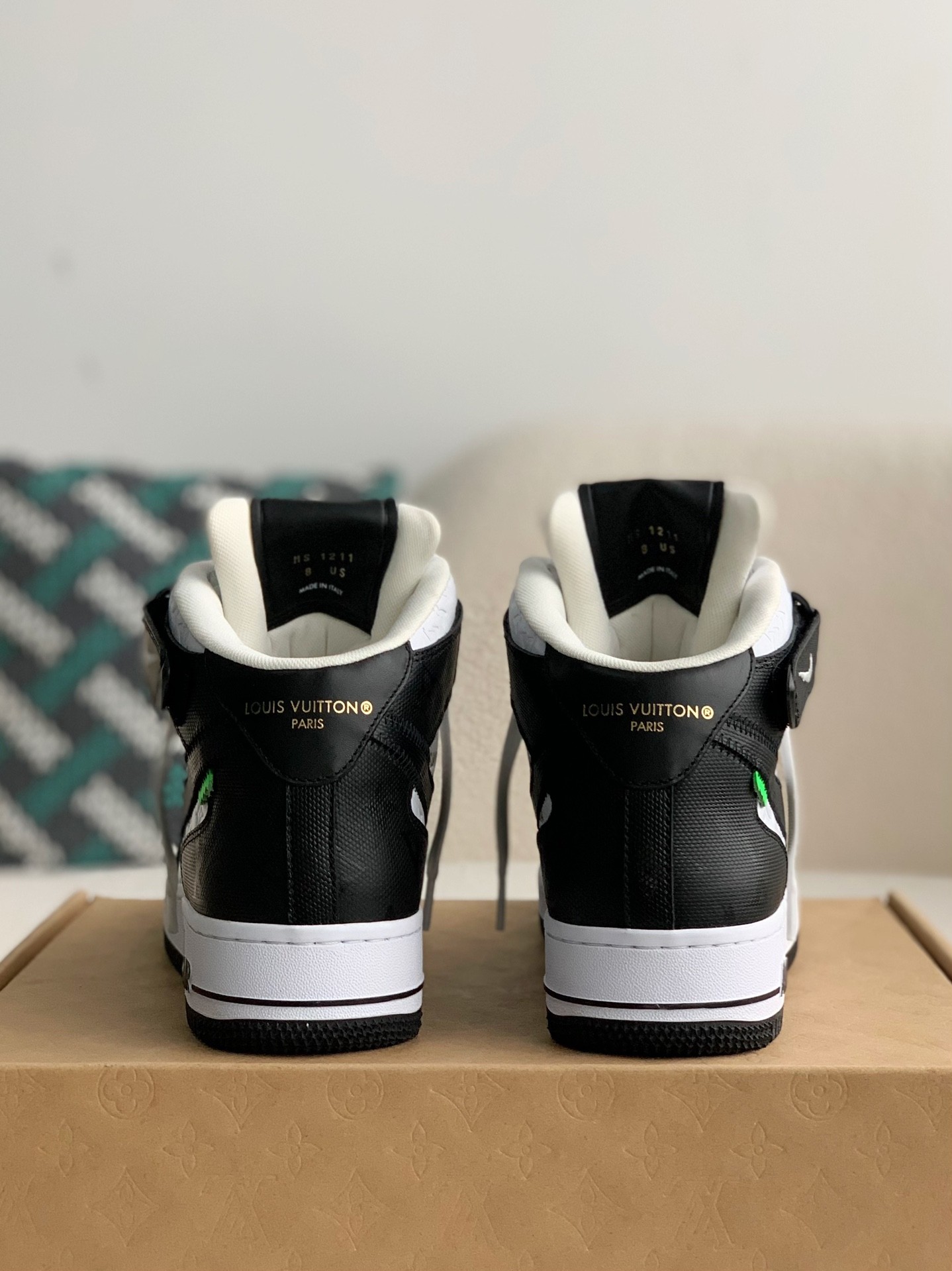 L X V SNEAKERS detail 3