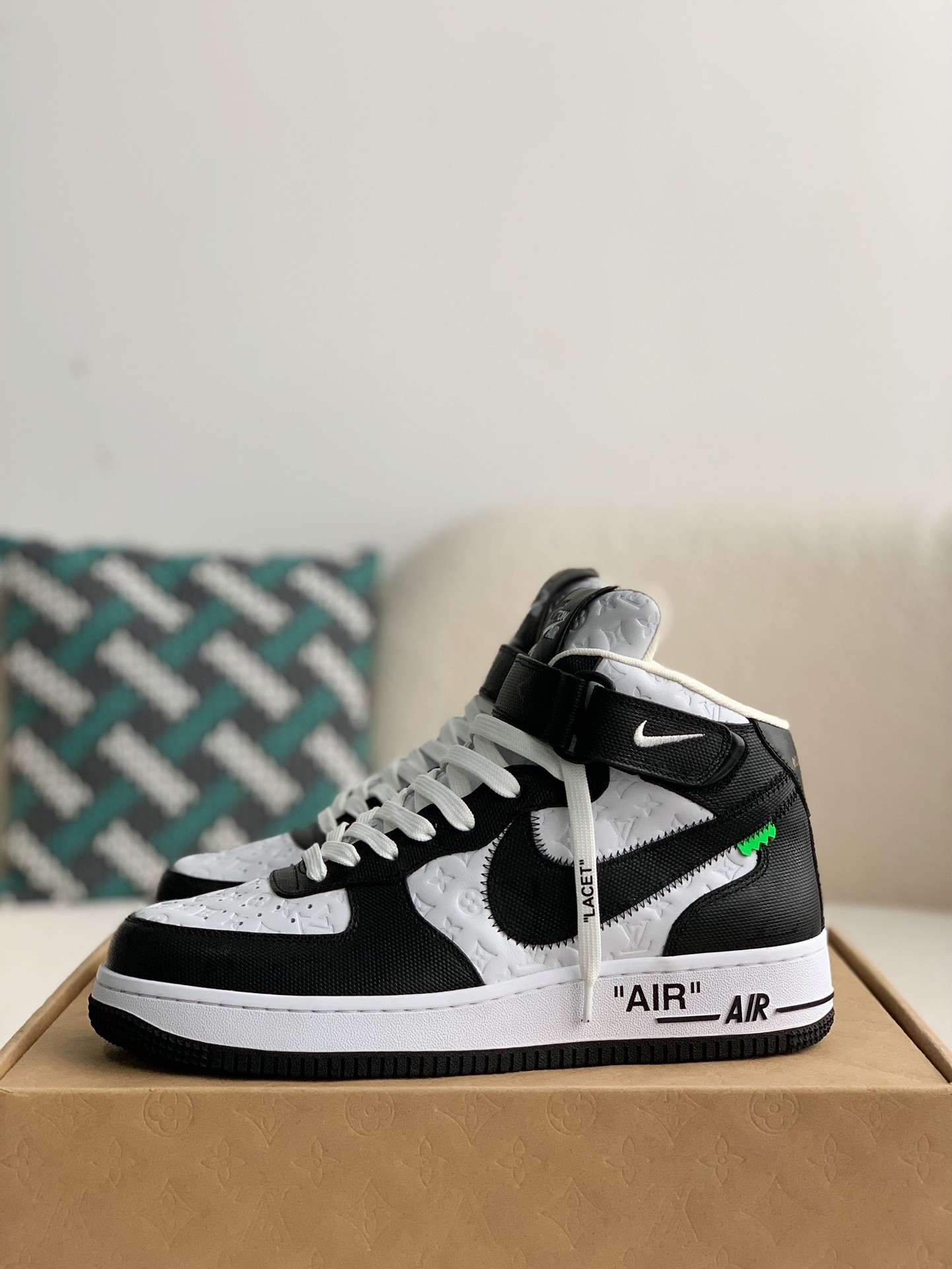 L X V SNEAKERS detail 4