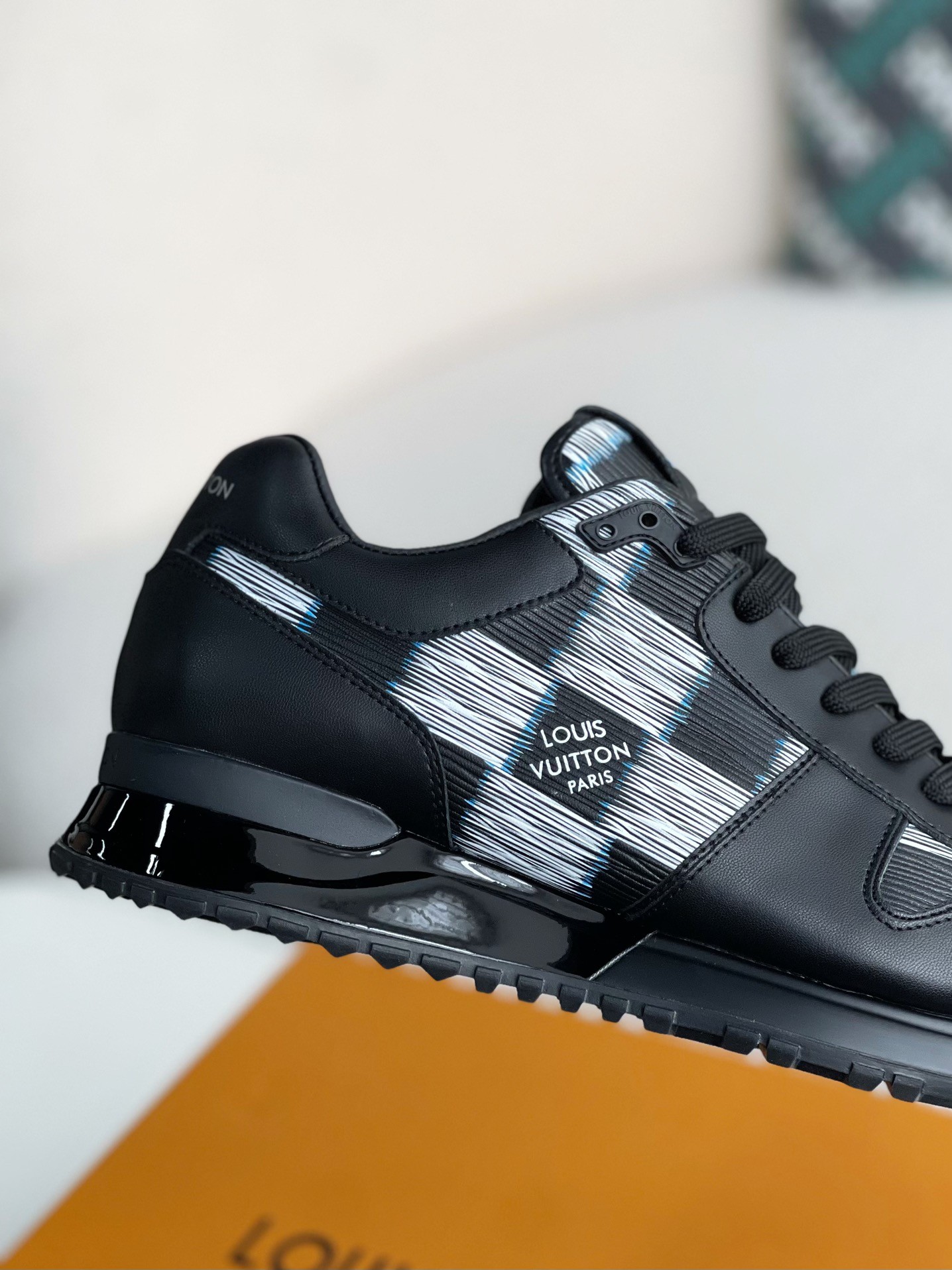 L X V Run Away Sneakers detail 7