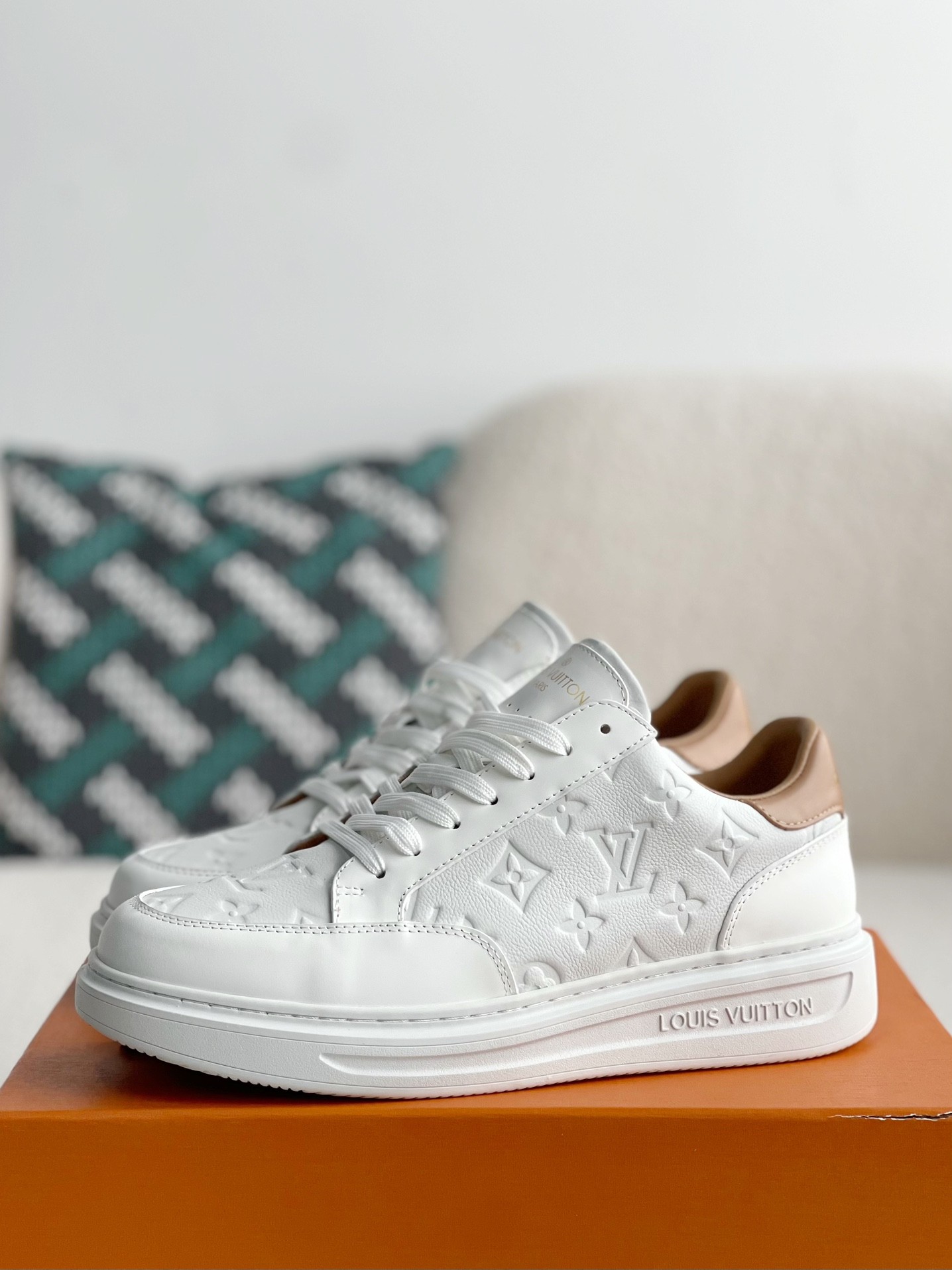 L X V SNEAKERS