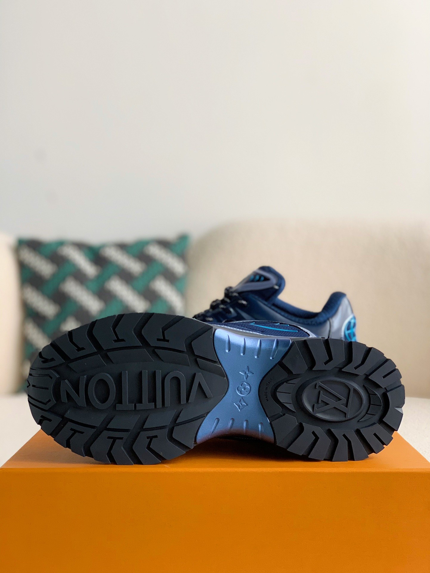 L X V Low-cut loafers with round head laces detail 5