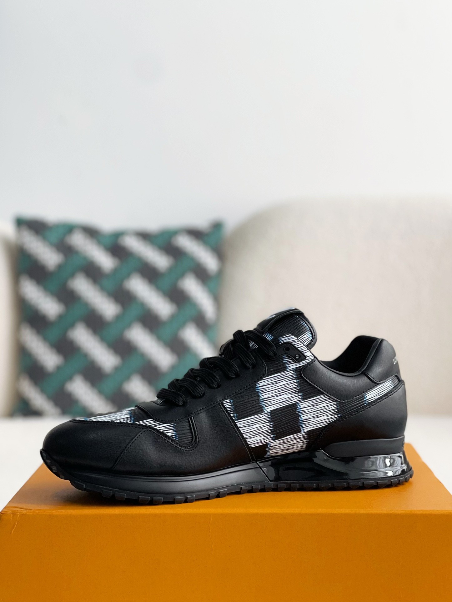 L X V Run Away Sneakers detail 4
