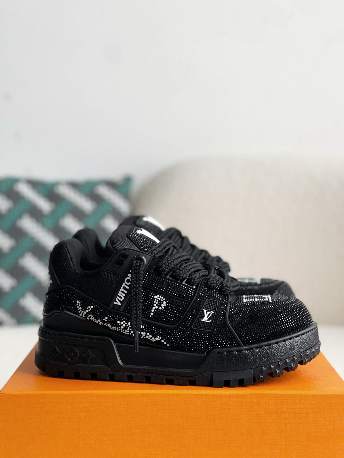 L X V TRAINER Sneakers detail 2