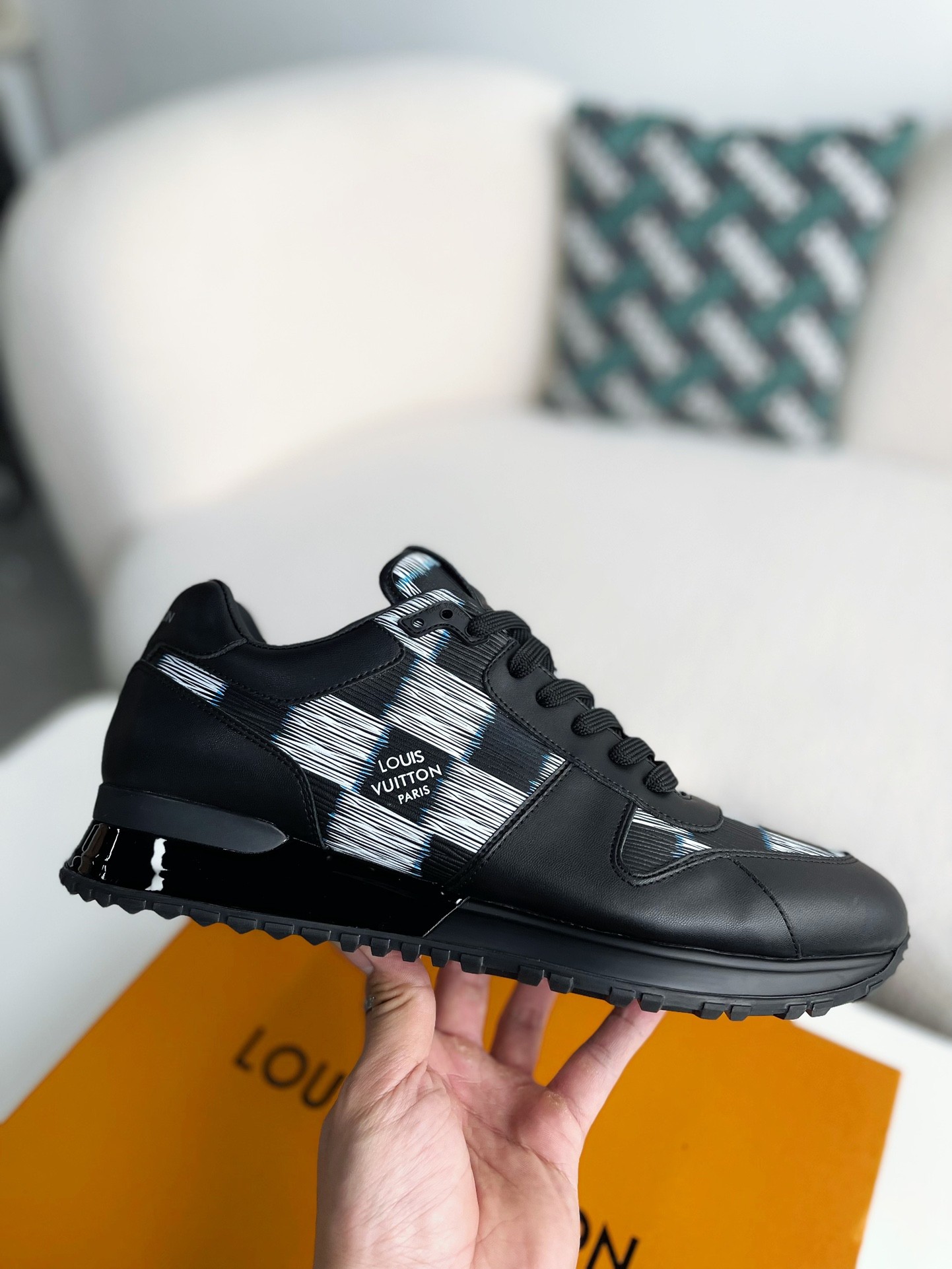 L X V Run Away Sneakers detail 6