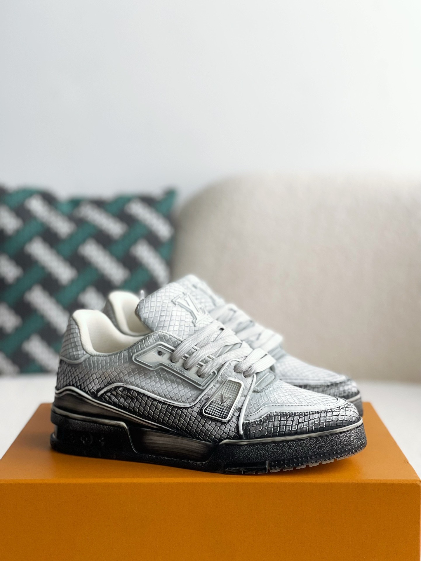 L X V SNEAKERS detail 2