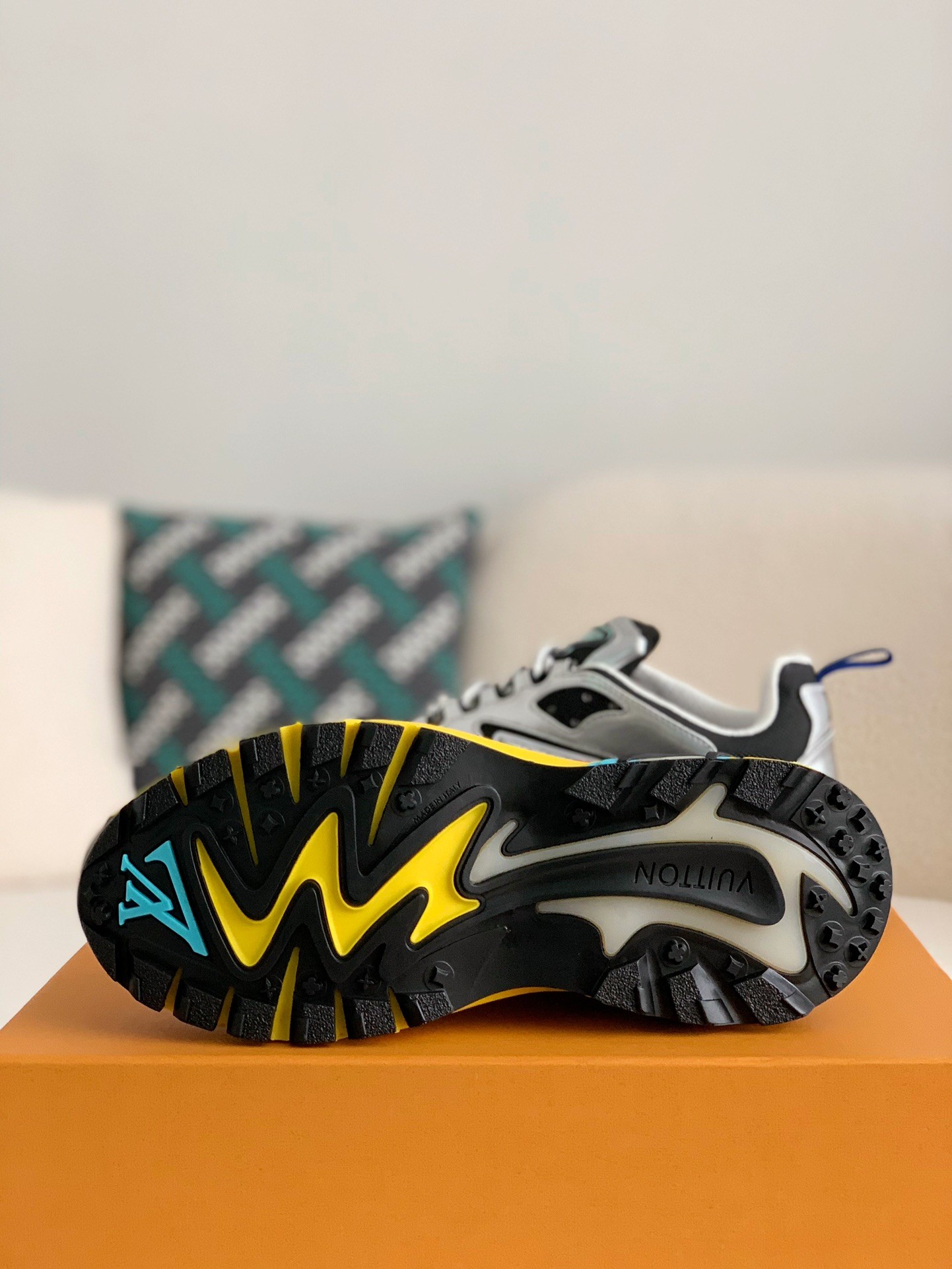 L X V Runner Tatic Sneakers detail 5