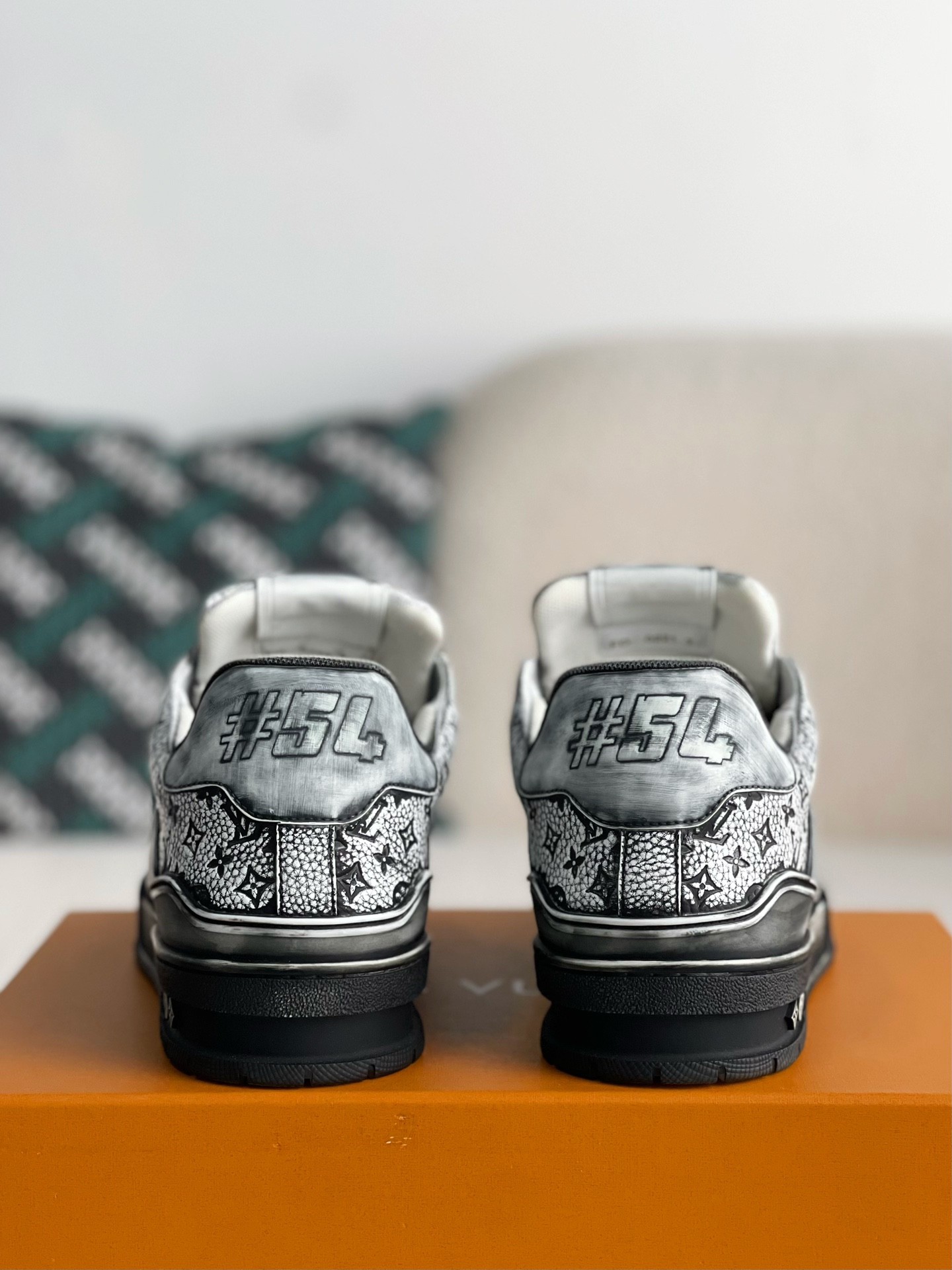 L X V SNEAKERS detail 3