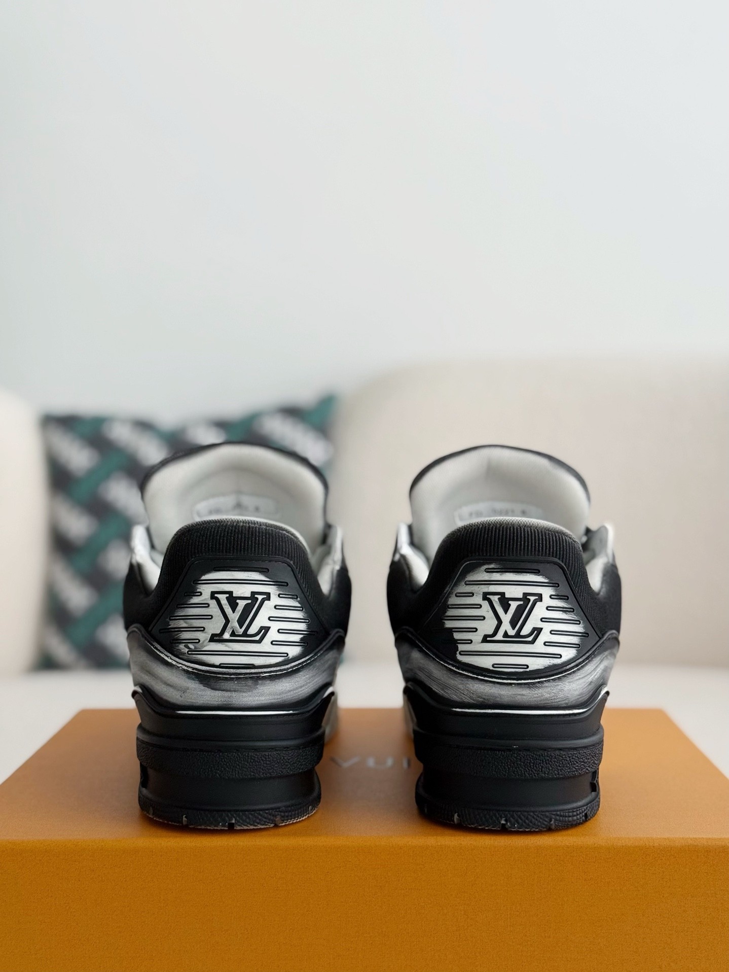 L X V TRAINER SNEAKERS detail 3