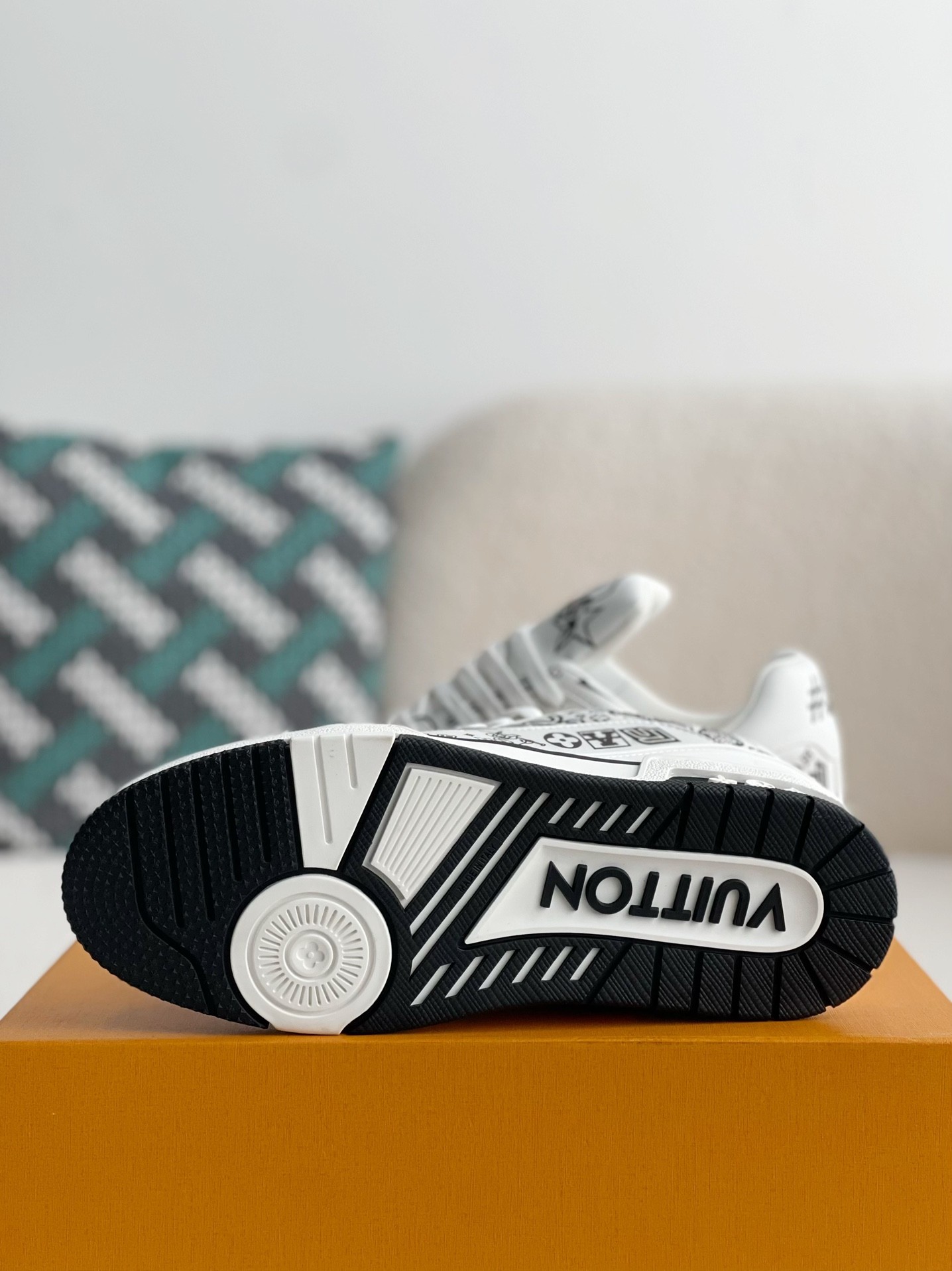 L X V SNEAKERS detail 5
