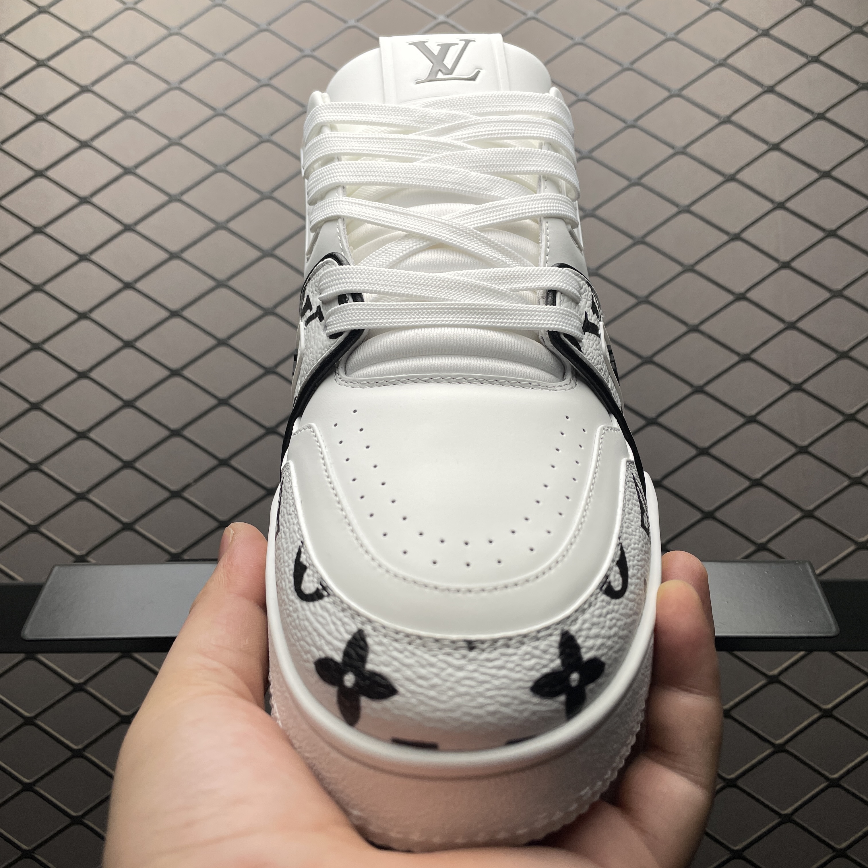 L X V TRAINER detail 9