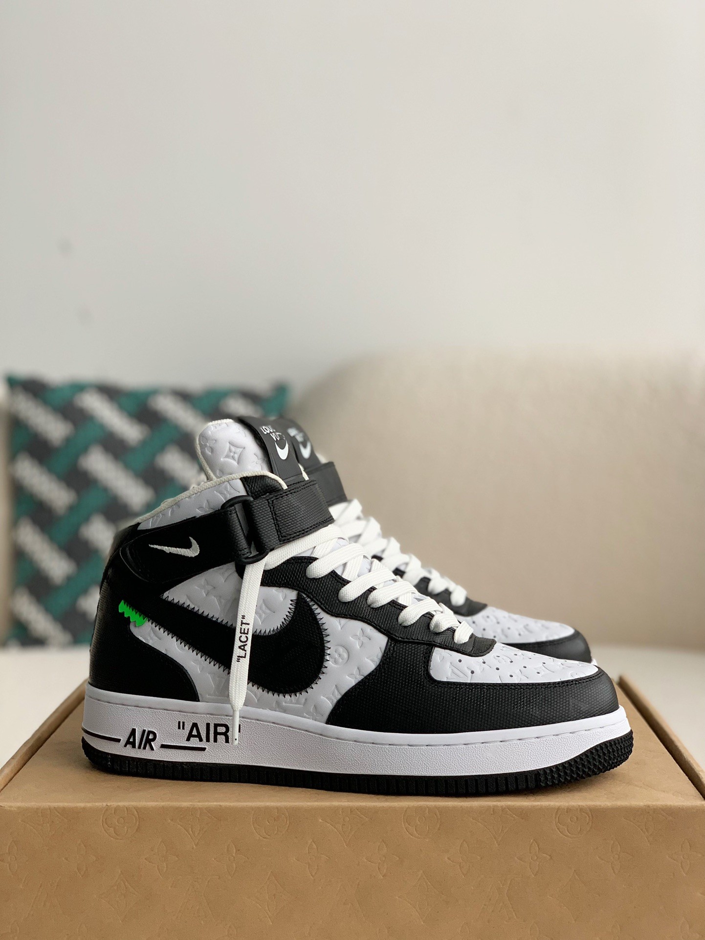 L X V SNEAKERS detail 2