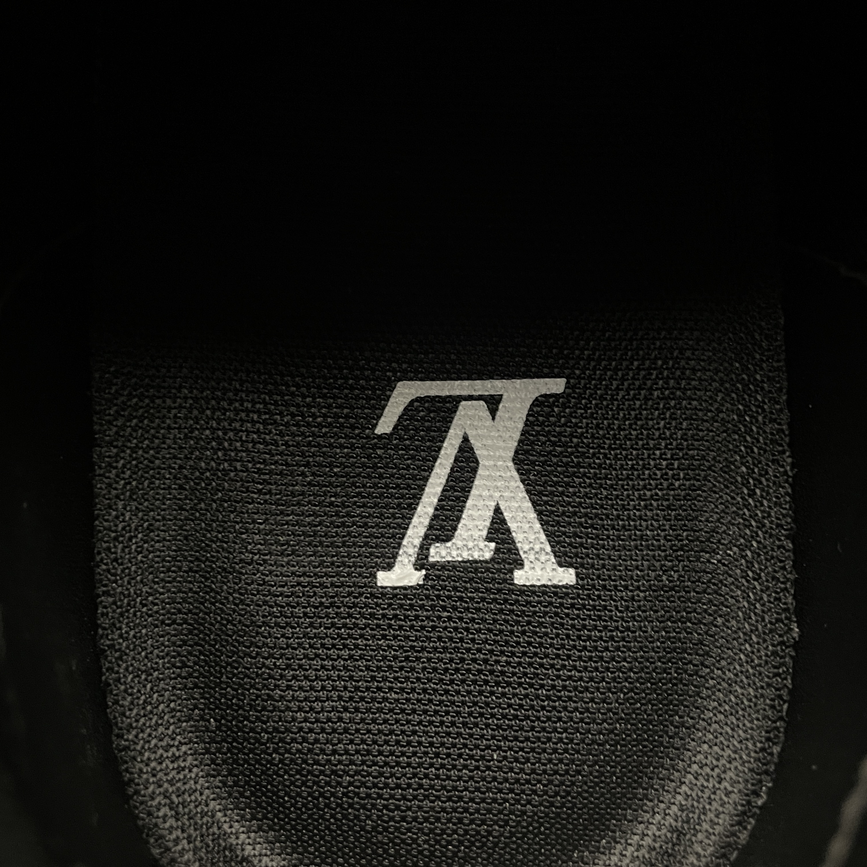 L X V TRAINER detail 9