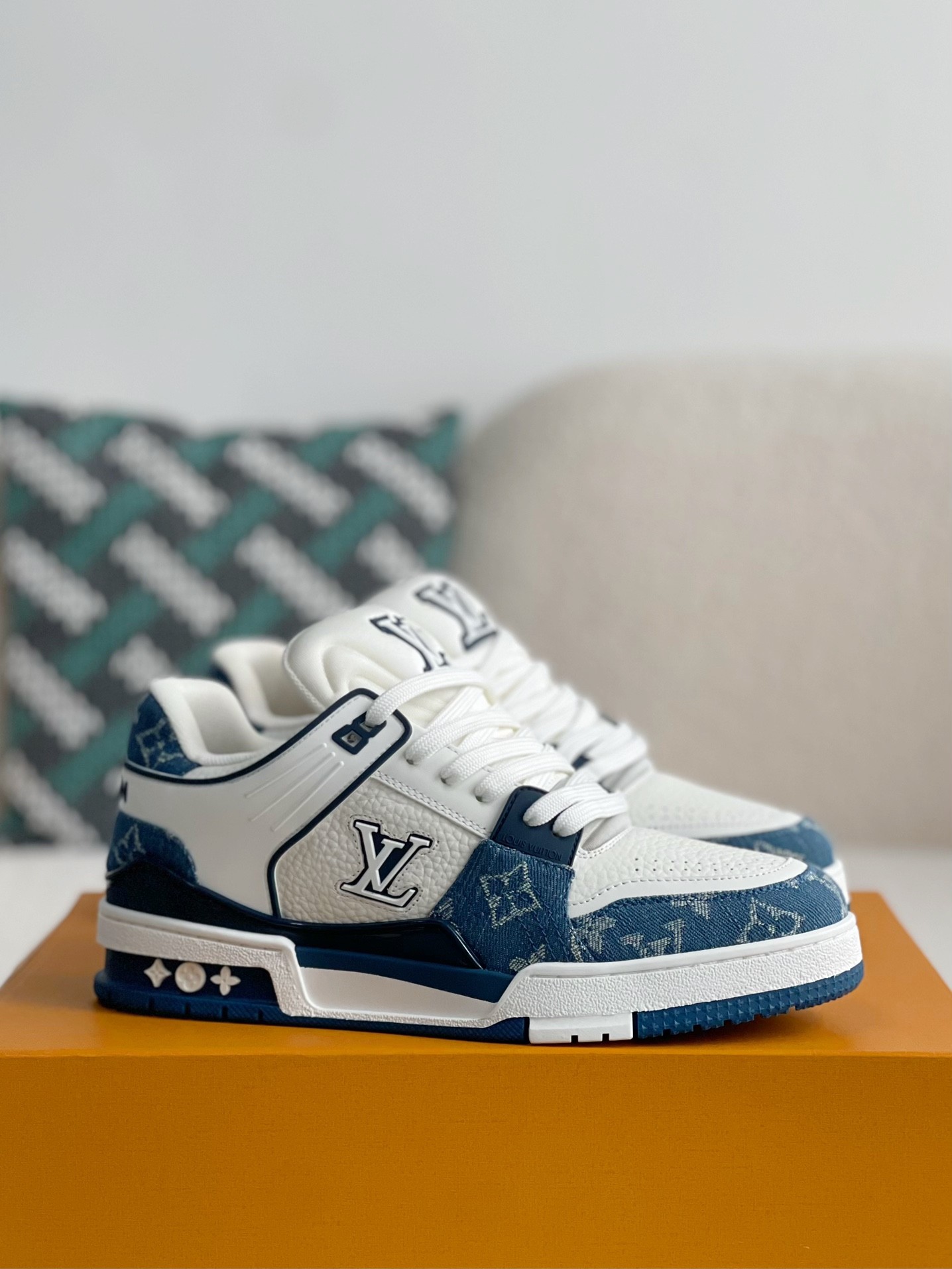 L X V SNEAKERS detail 2