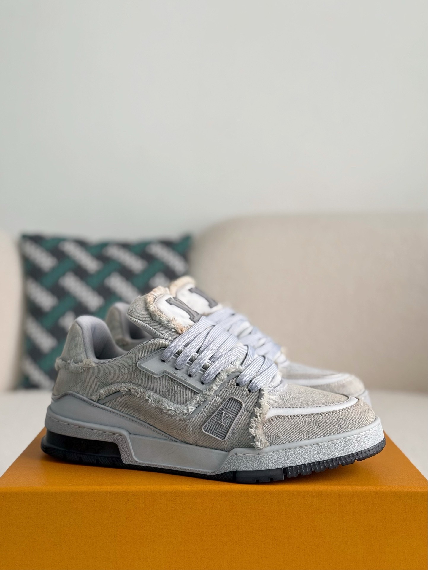 L X V TRAINER SNEAKERS detail 2