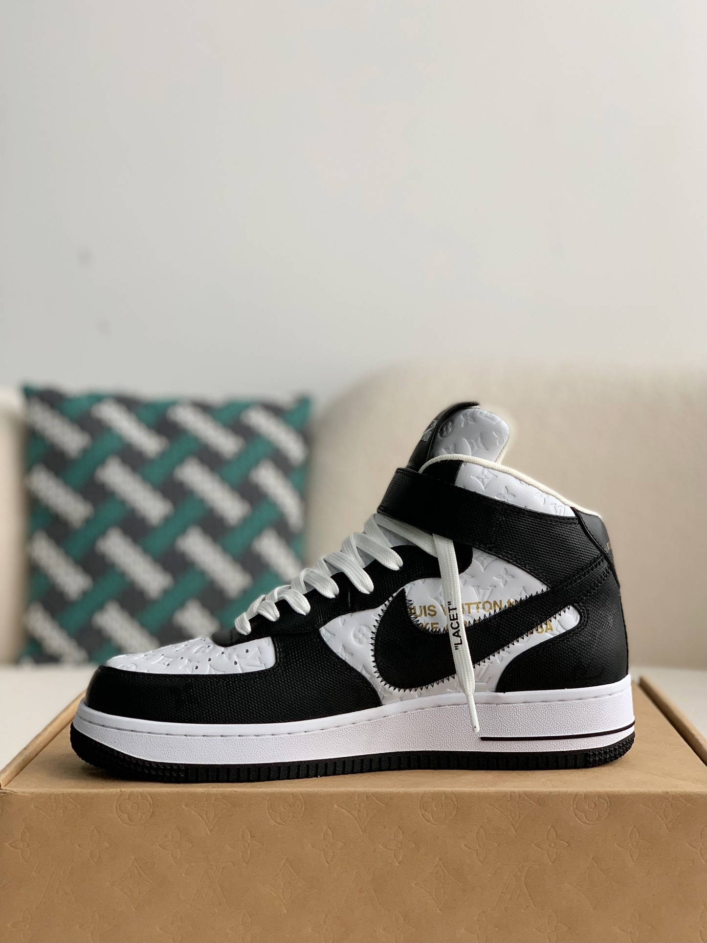 L X V   SNEAKERS