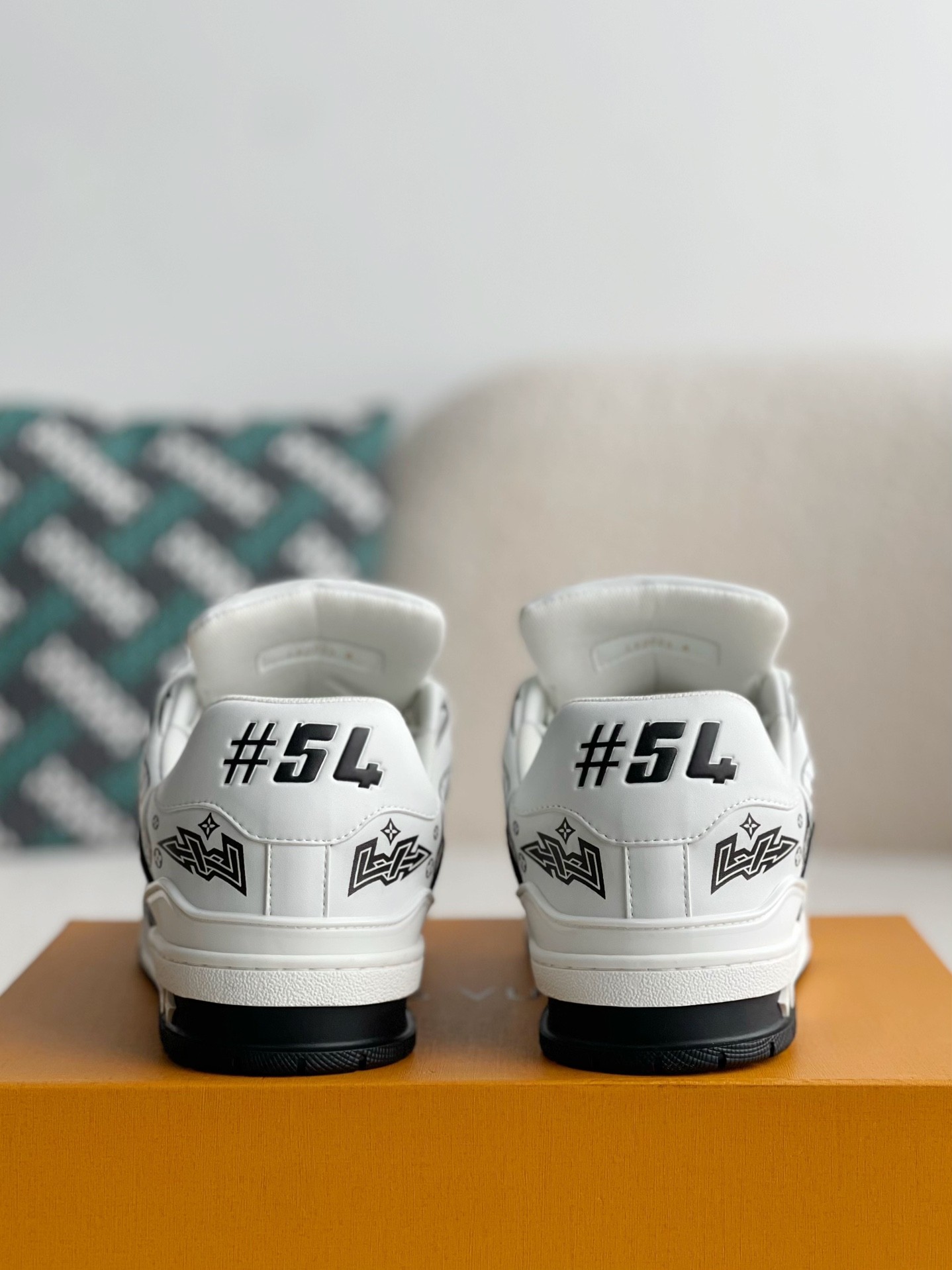 L X V SNEAKERS detail 3