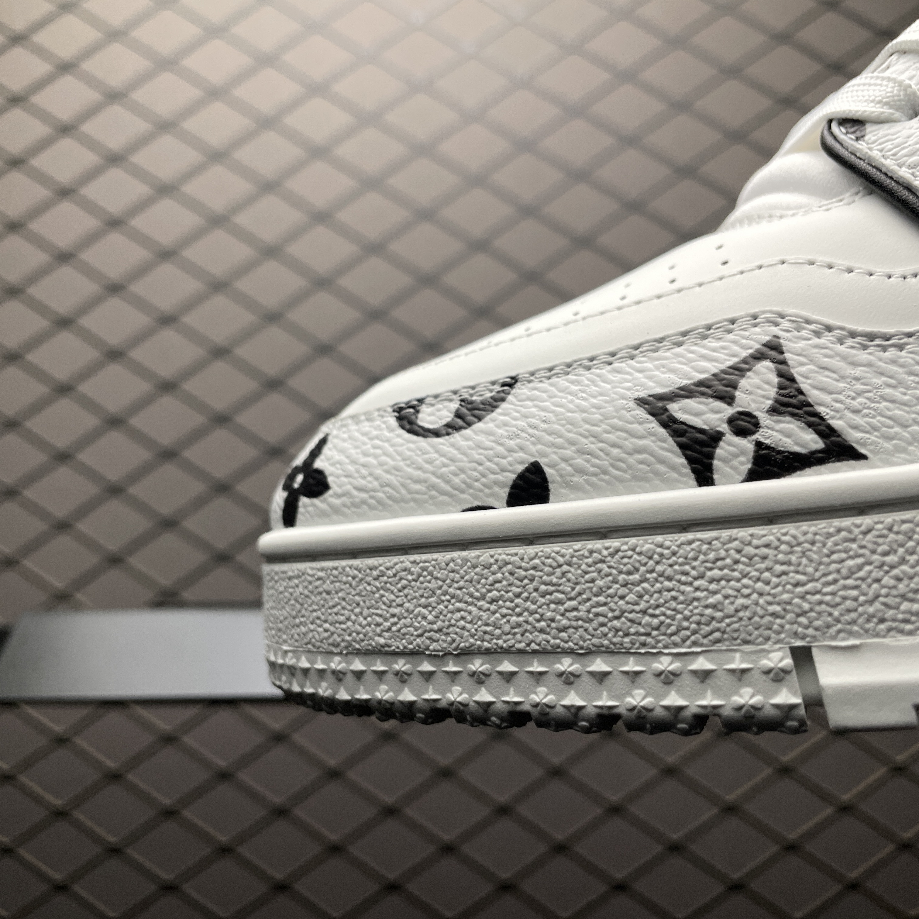 L X V TRAINER detail 8