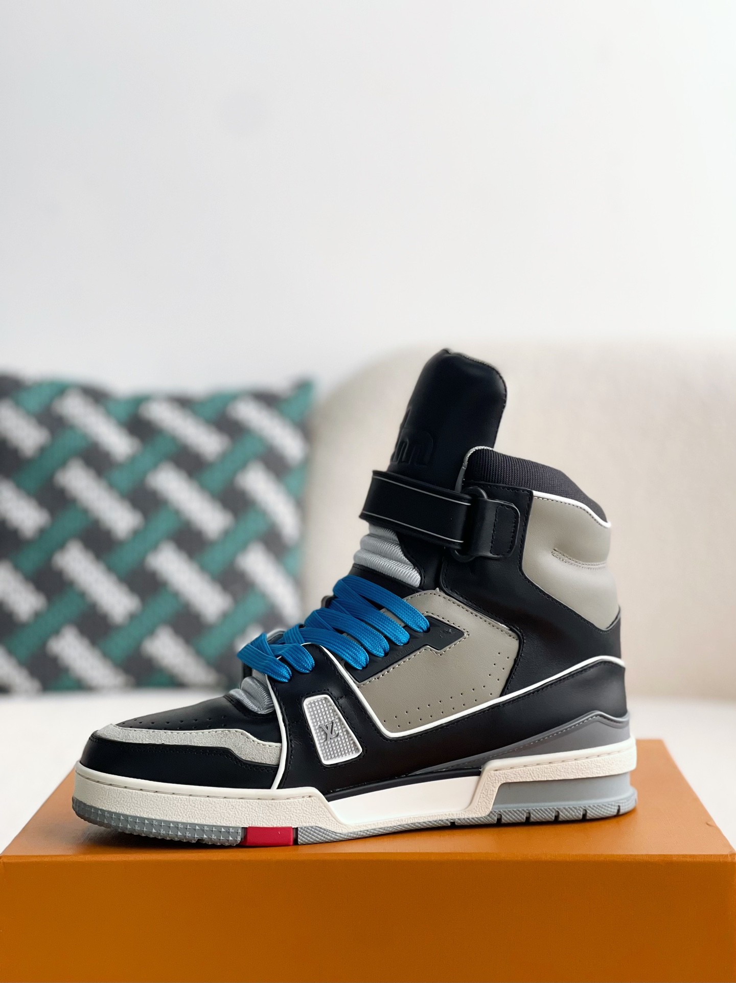 L X V TRAINER SNEAKERS detail 4