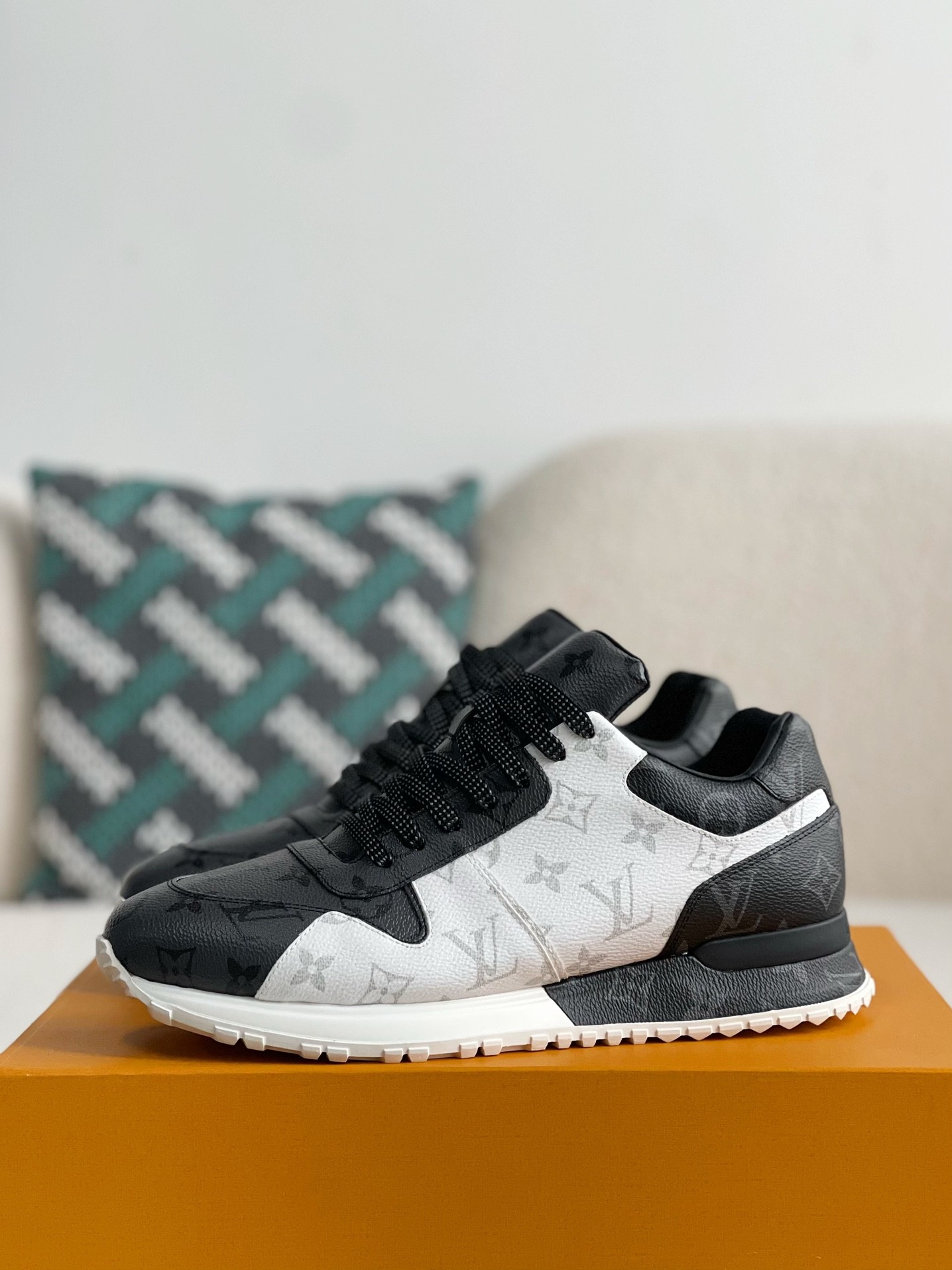 L X V SNEAKERS