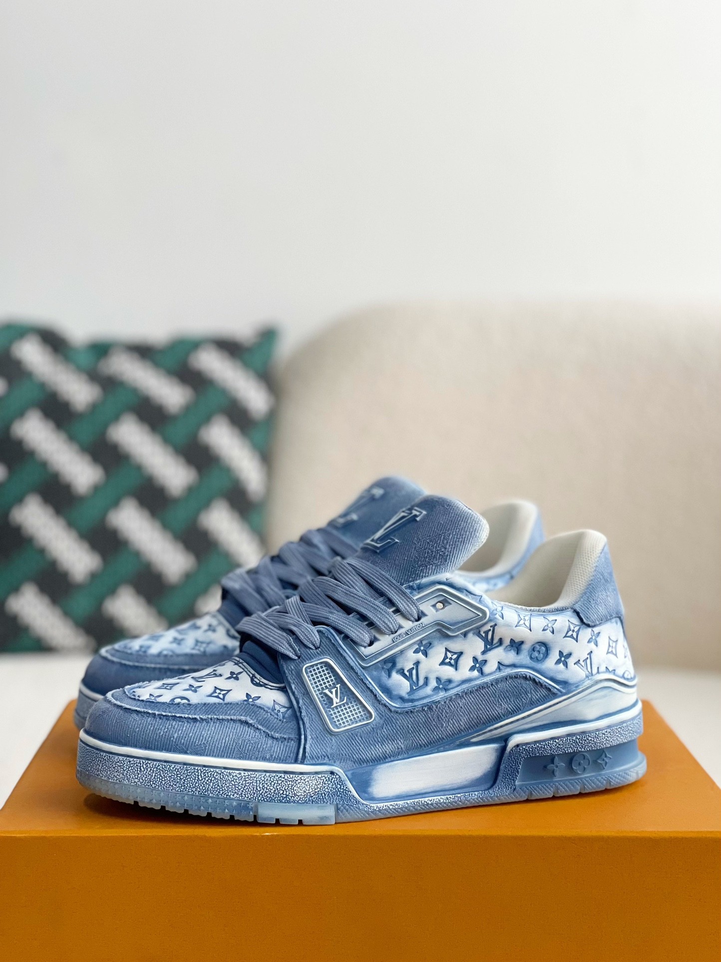 L X V SNEAKERS