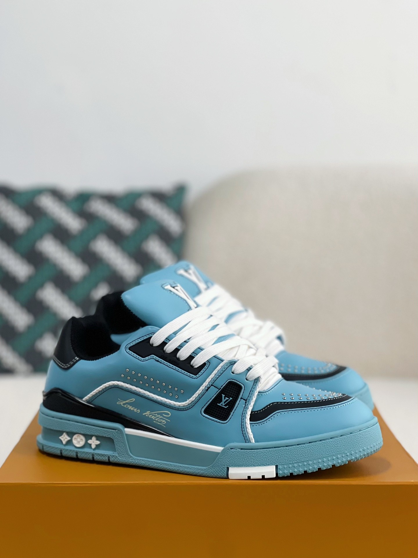 L X V SNEAKERS detail 2