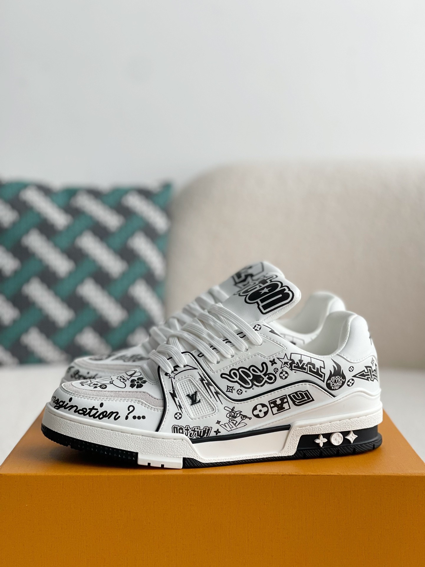 L X V SNEAKERS