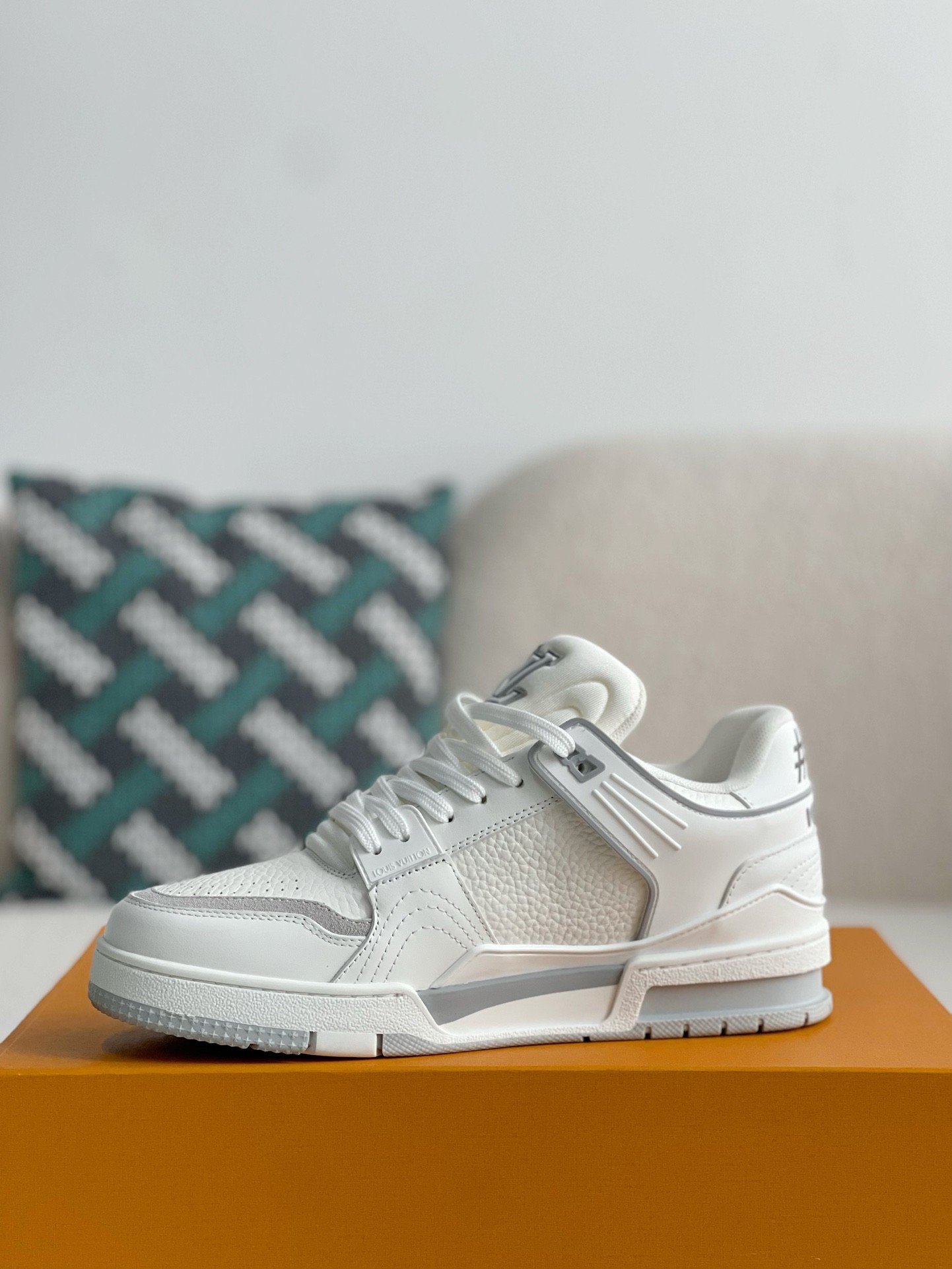 L X V SNEAKERS detail 4