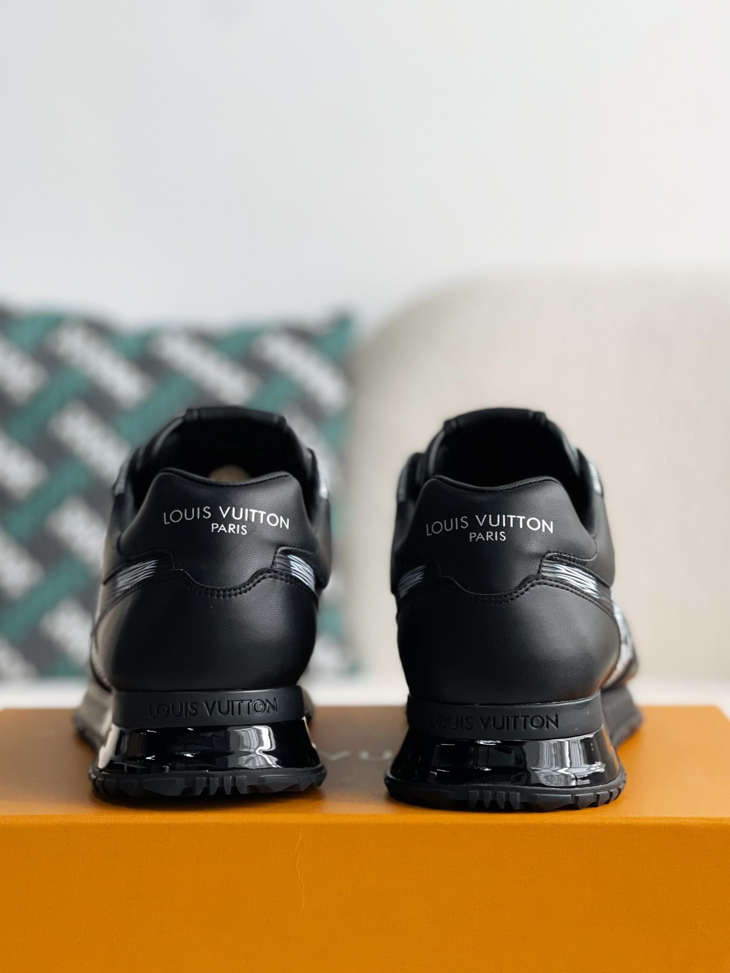 L X V Run Away Sneakers detail 3