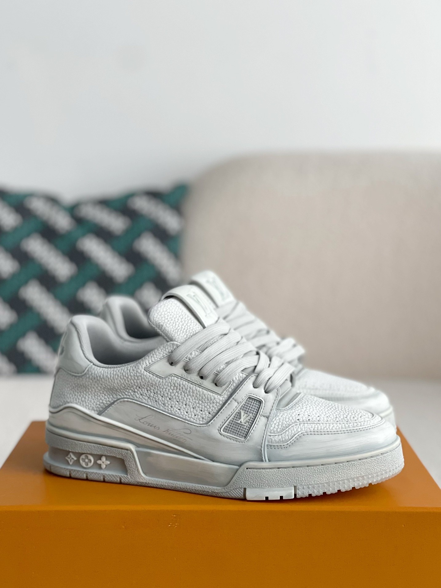 L X V SNEAKERS detail 2