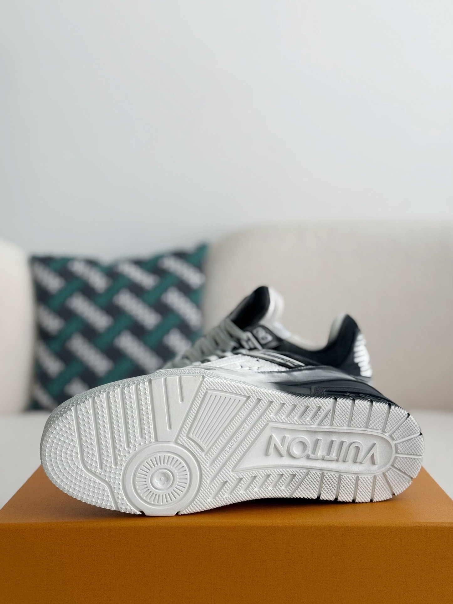 L X V TRAINER SNEAKERS detail 5