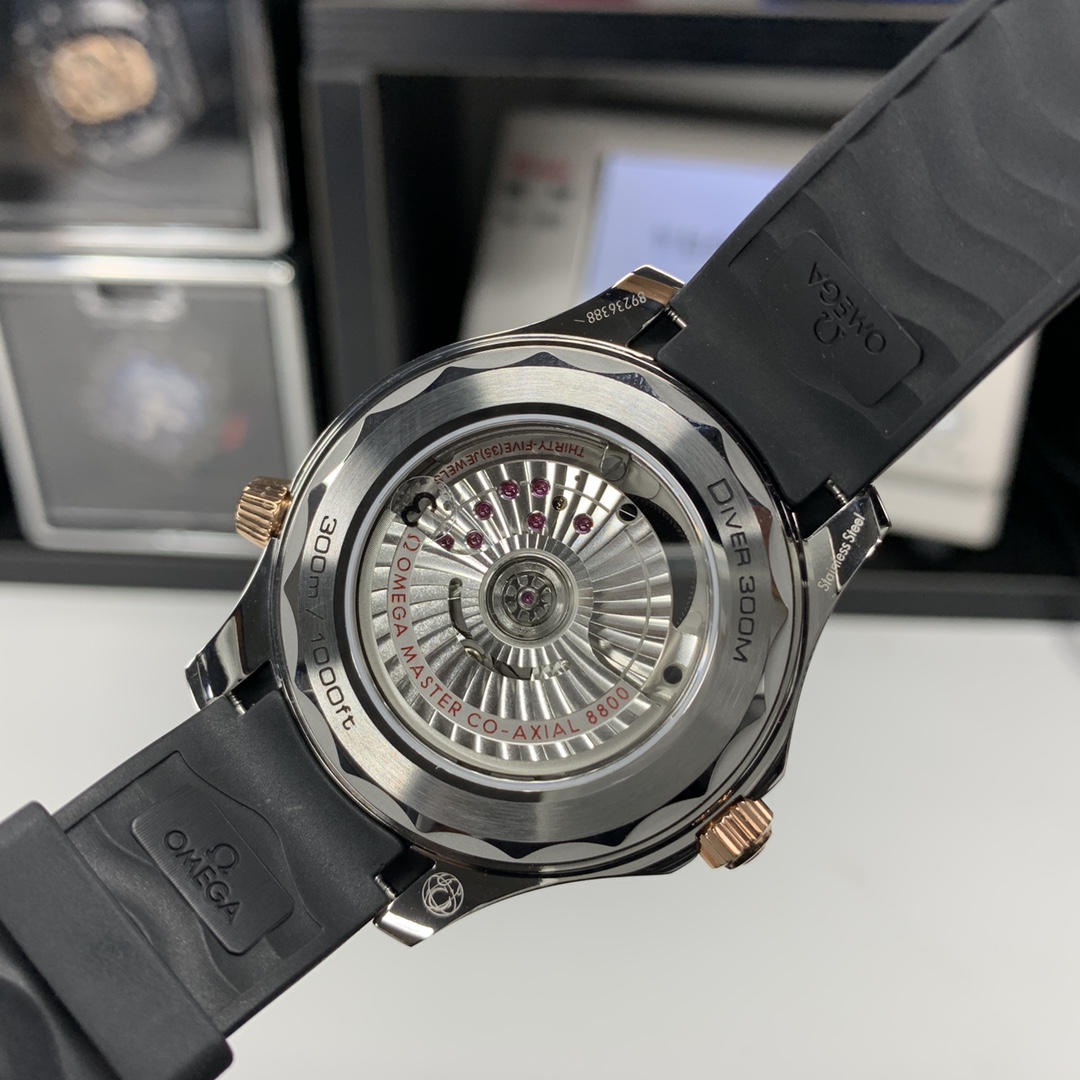 OMG Seamaster Diver 300M 8800 Diver detail 9