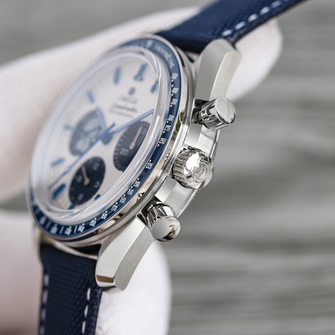 OMG Speedmaster Snoopy detail 3