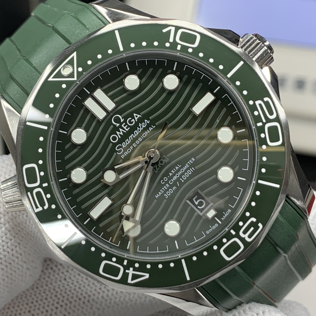 OMG Seamaster Diver 300M 8800 Diver detail 3