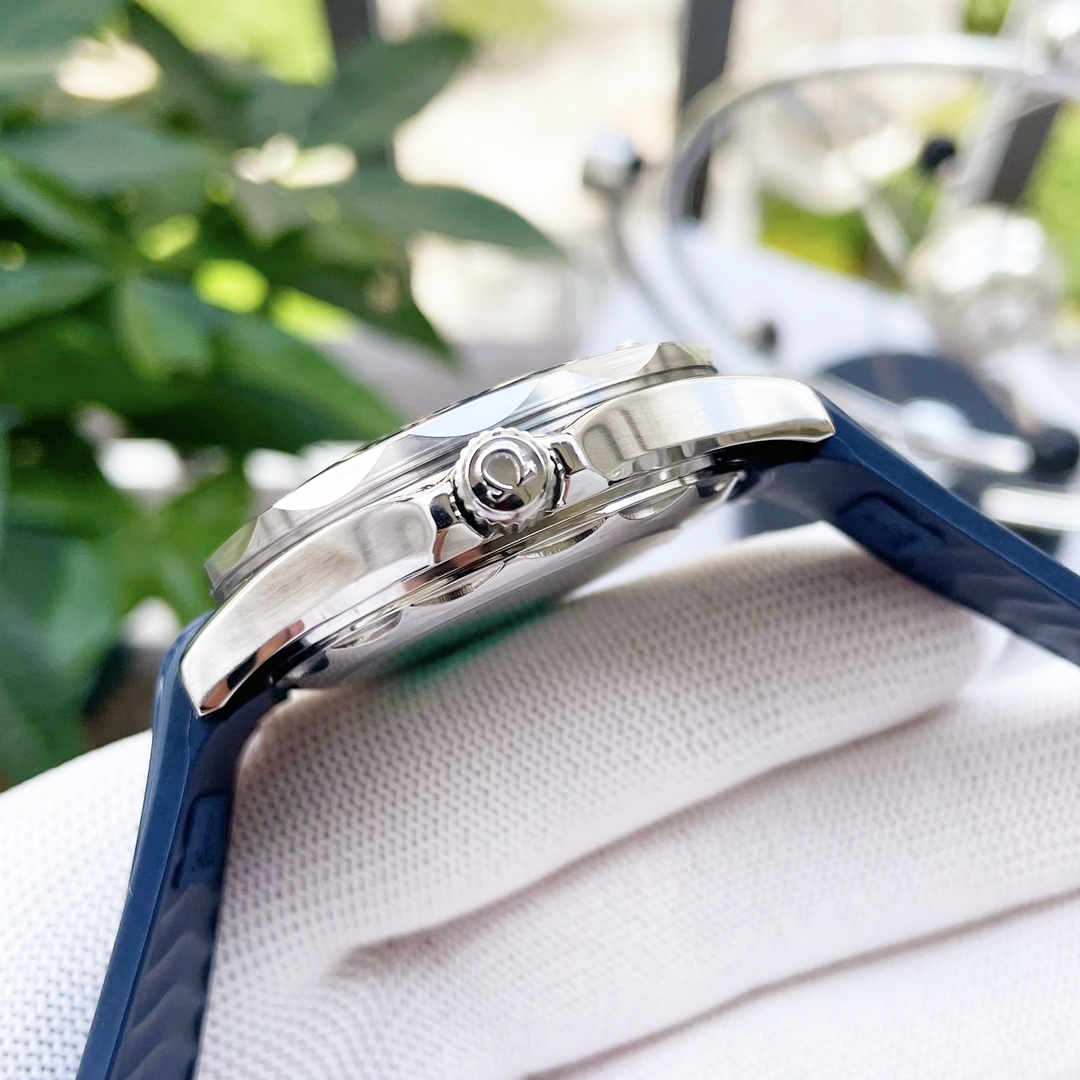 OMG Seamaster Diver 300M 8800 Diver detail 8