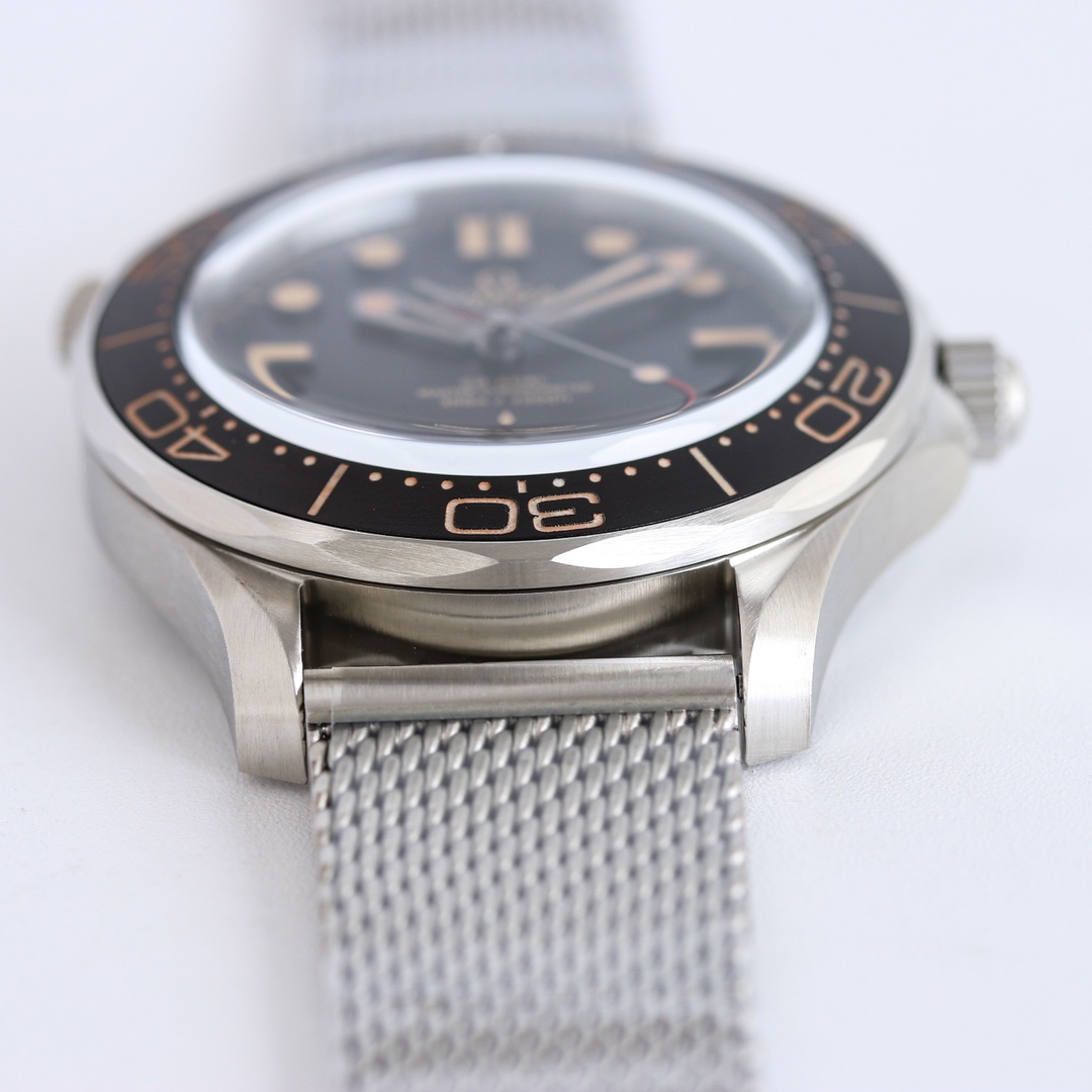 Seamaster 300M 007 Brown Dial detail 2