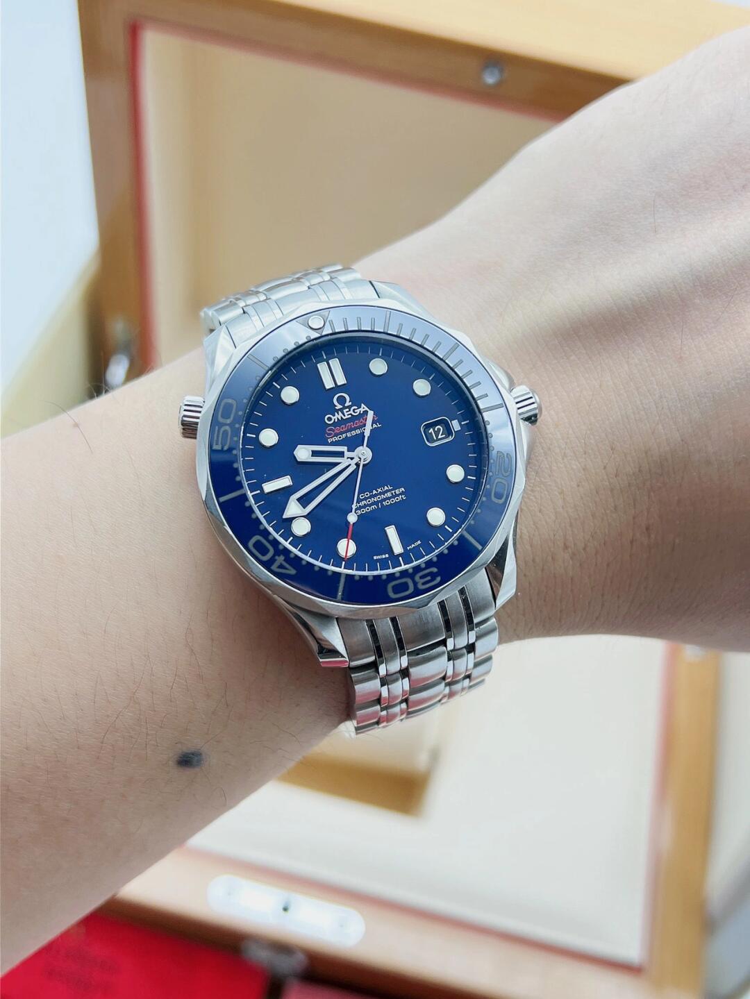 OMG Seamaster 300m Blue detail 7