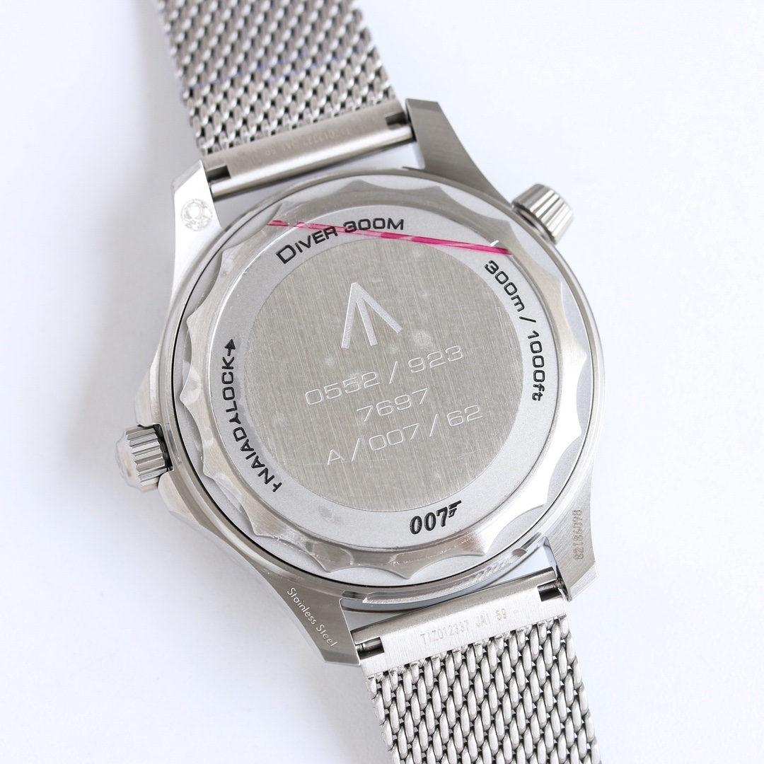 Seamaster 300M 007 Brown Dial detail 4