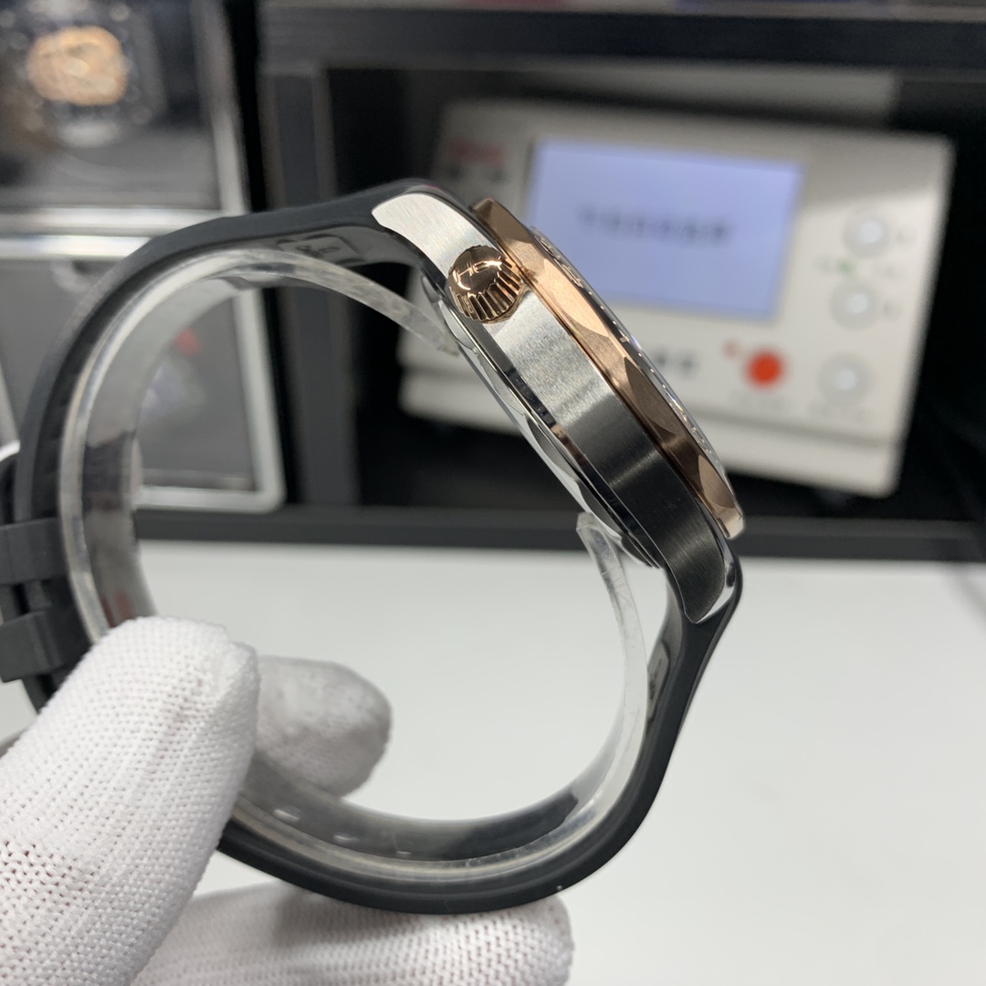 OMG Seamaster Diver 300M 8800 Diver detail 6